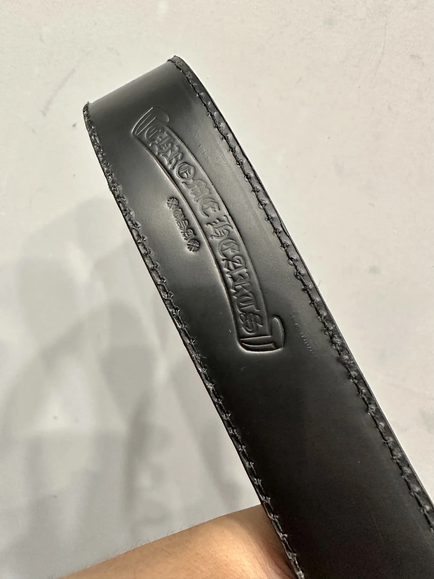 Фирменное тиснение логотипа на внутренней стороне кожаного ремня Chrome Hearts