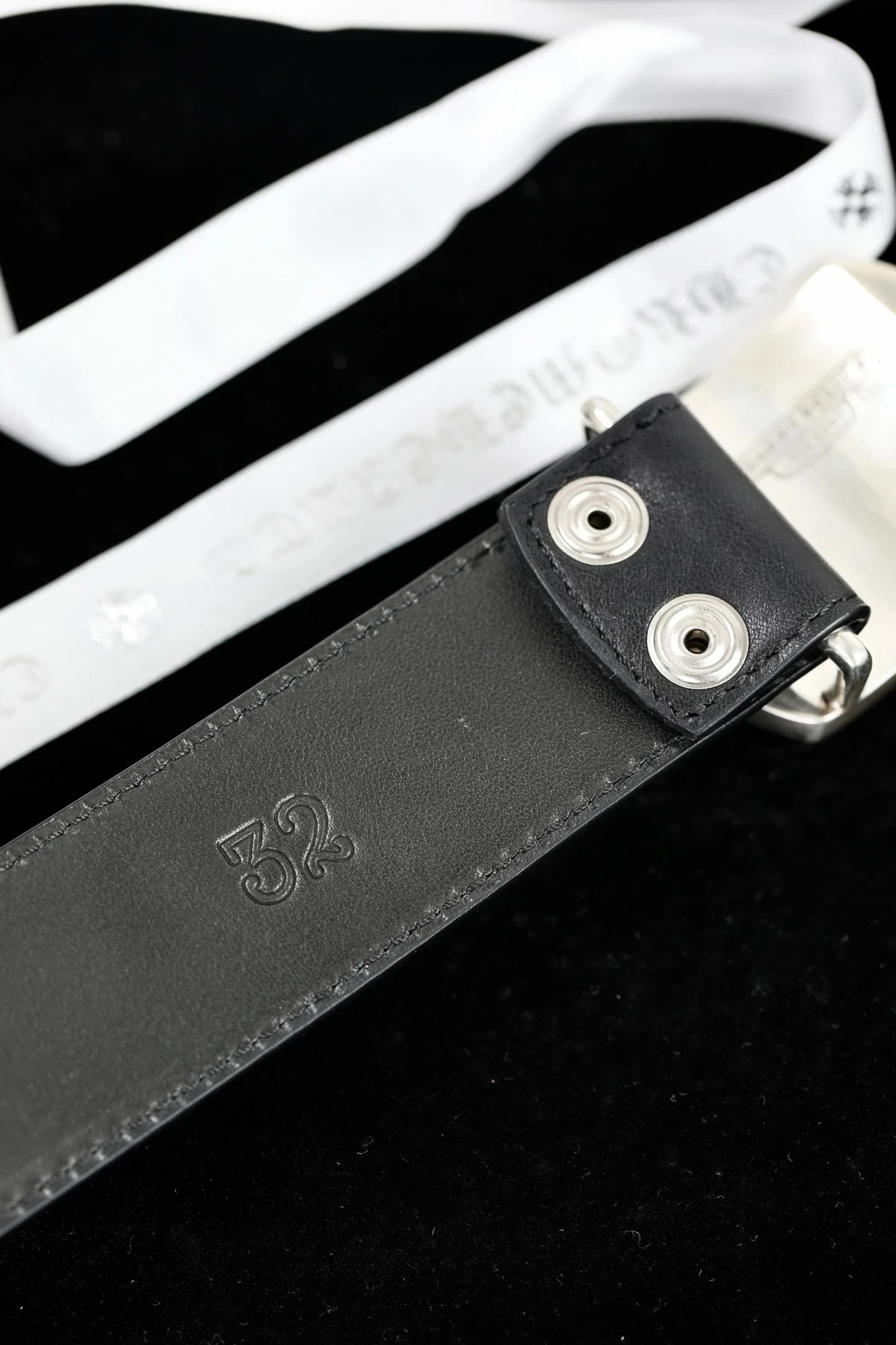 Внутренняя сторона черного ремня Chrome Hearts с тиснением размера и кнопками