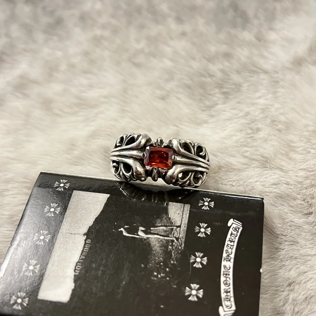 Крупный план серебряного кольца Chrome Hearts K&T с огранённым рубином