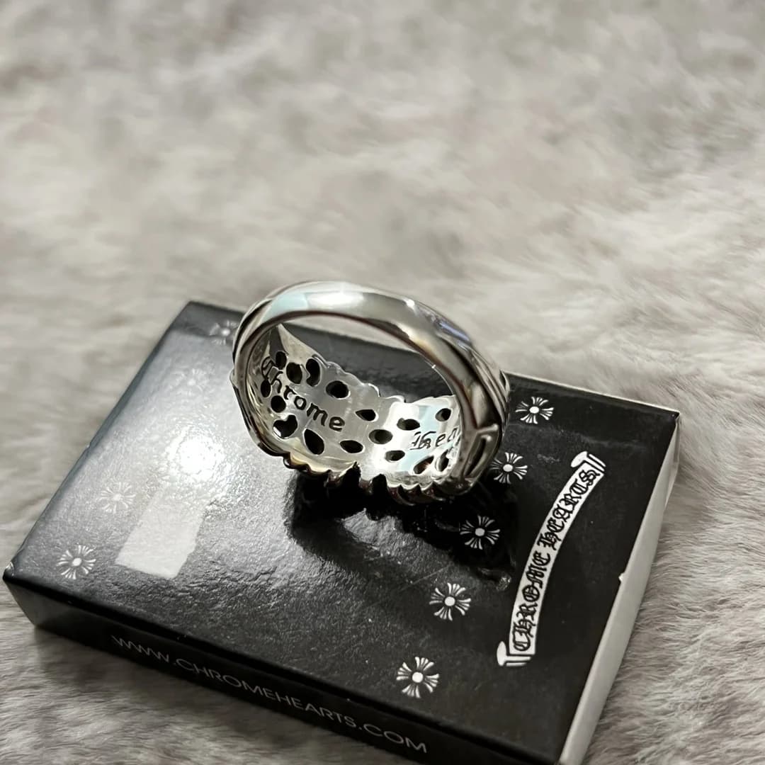 Внутренняя сторона серебряного кольца Chrome Hearts K&T с фирменной гравировкой