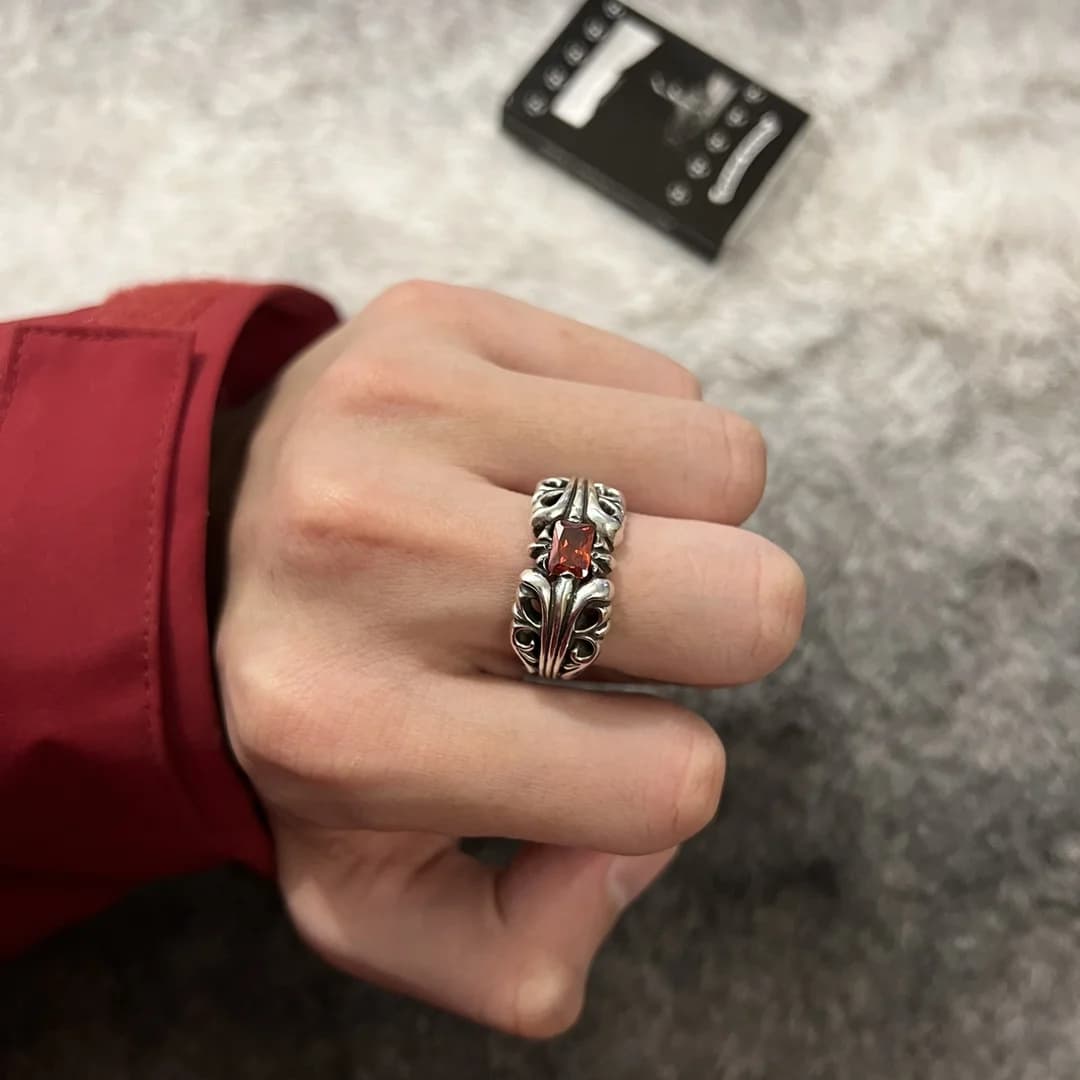 Кольцо Chrome Hearts K&T с рубином на руке, вид сбоку