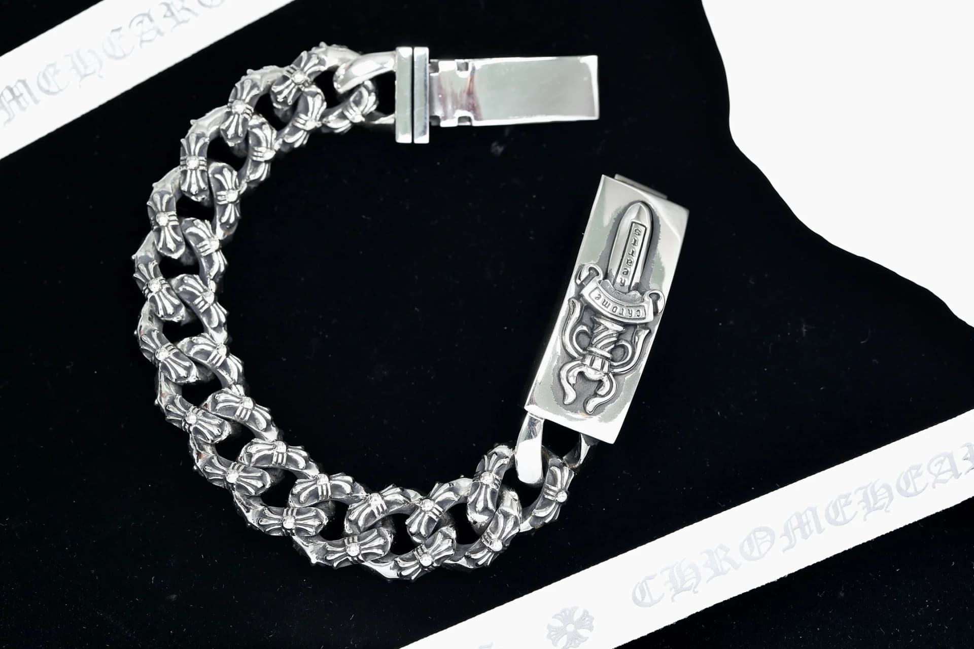 Серебряный браслет-цепь Dagger ID в расстегнутом виде на темном фоне