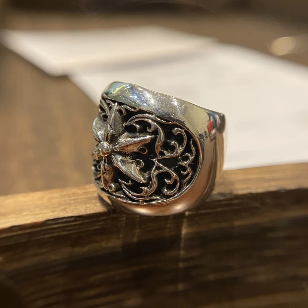 Массивное кольцо Chrome Hearts Star из серебра 925 пробы с чернением, ракурс три четверти