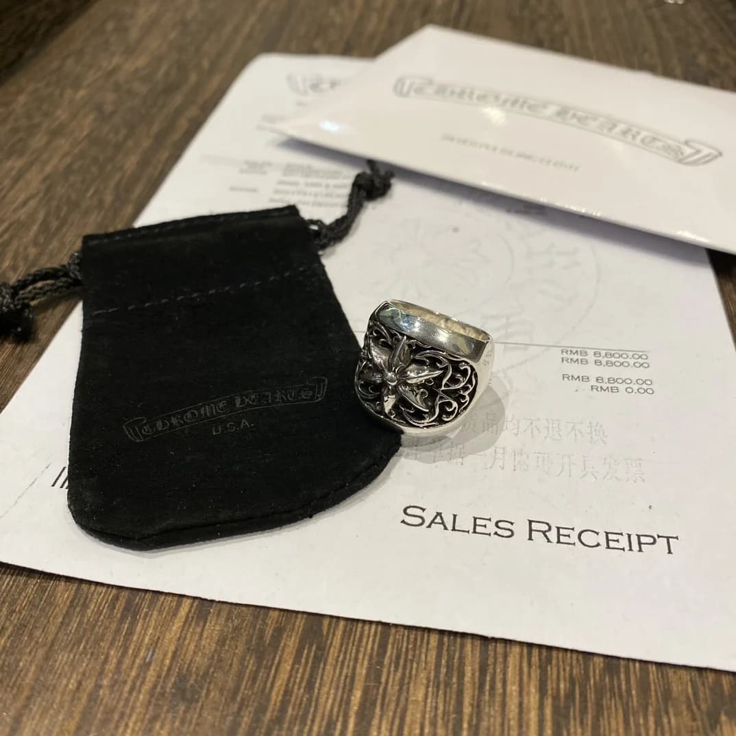 Серебряное кольцо Chrome Hearts Star рядом с фирменным чехлом и документами