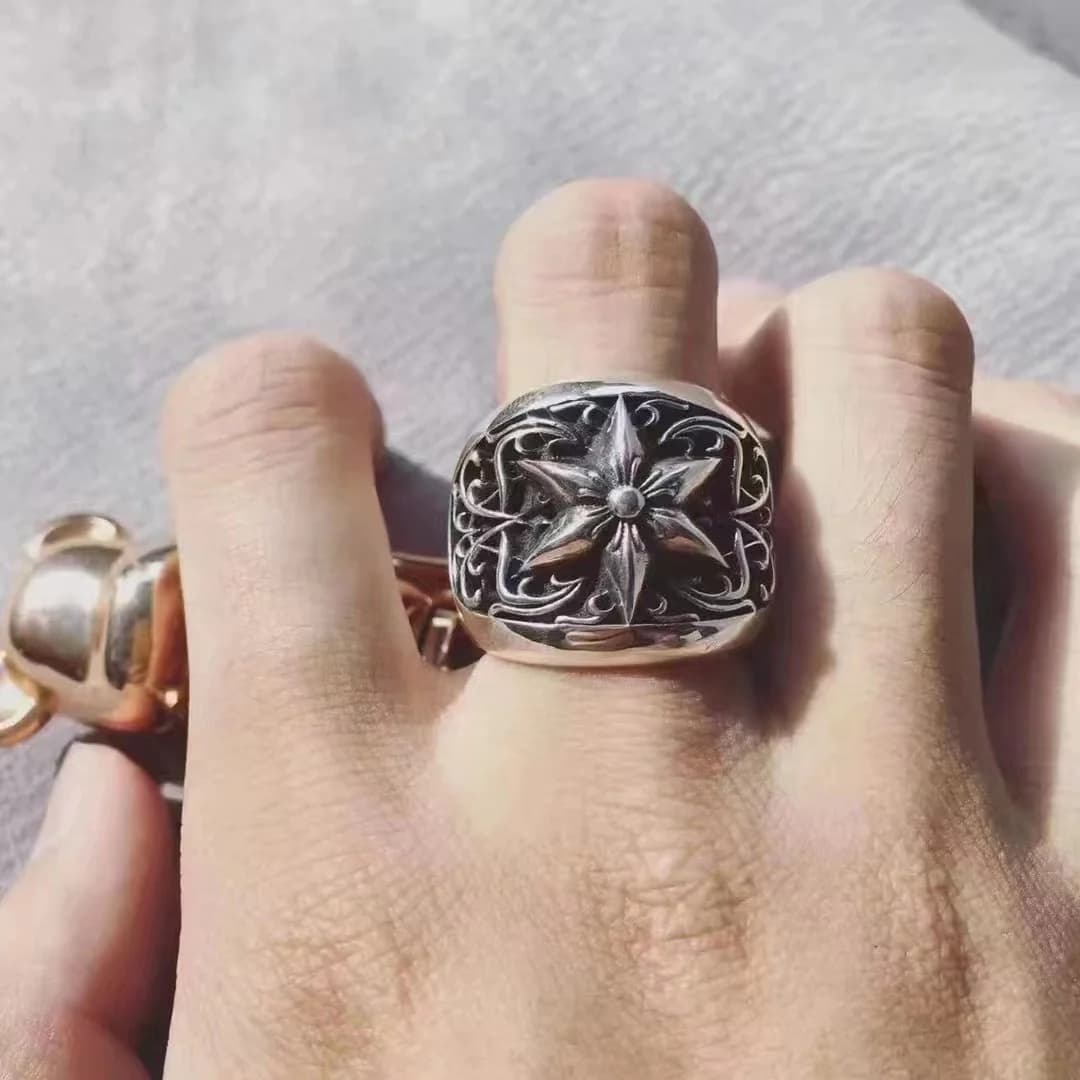 Кольцо Chrome Hearts Star из серебра на руке крупным планом
