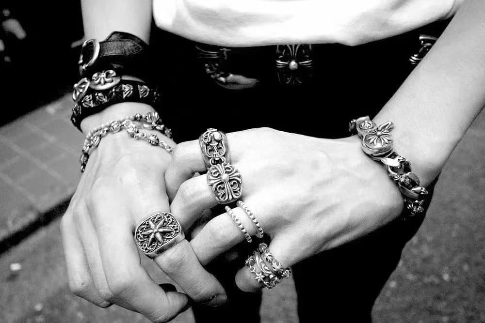 Кольцо Chrome Hearts Star в сете с другими украшениями бренда на руках