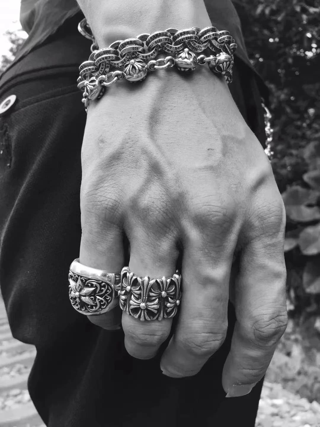 Образ с серебряным кольцом Chrome Hearts Star и браслетами на руке