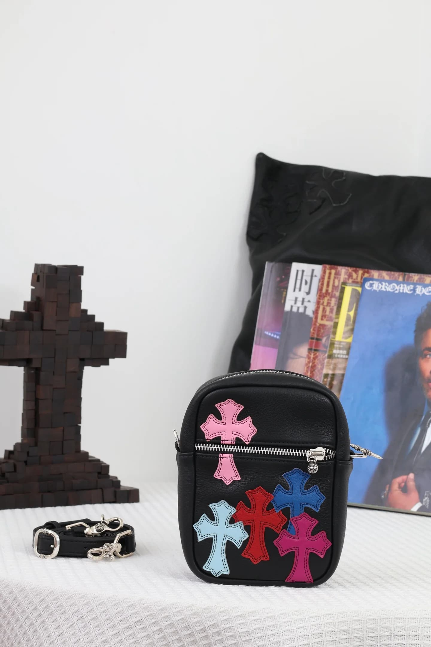 Компактная сумка Chrome Hearts с отстегнутым кожаным ремнем