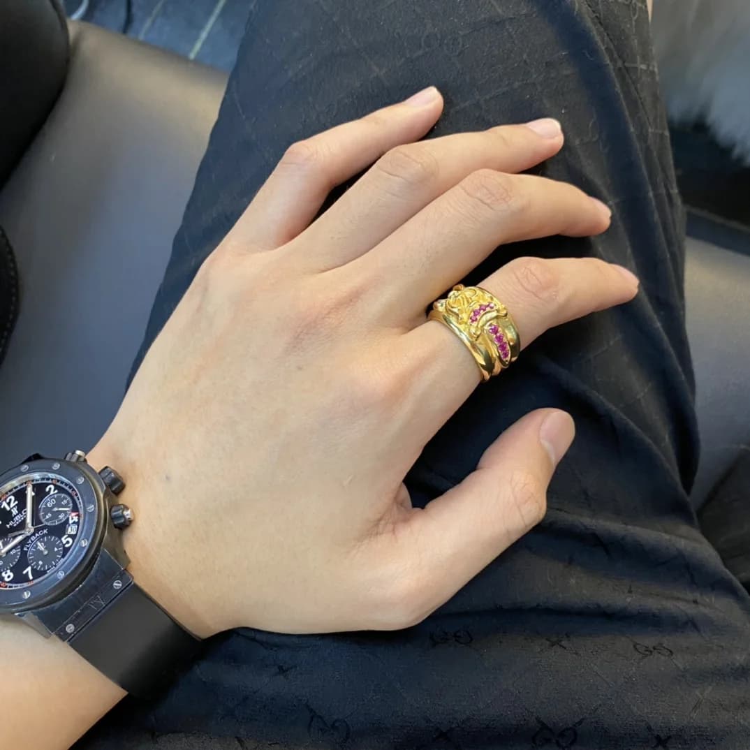 Вид кольца Chrome Hearts Dagger на безымянном пальце руки