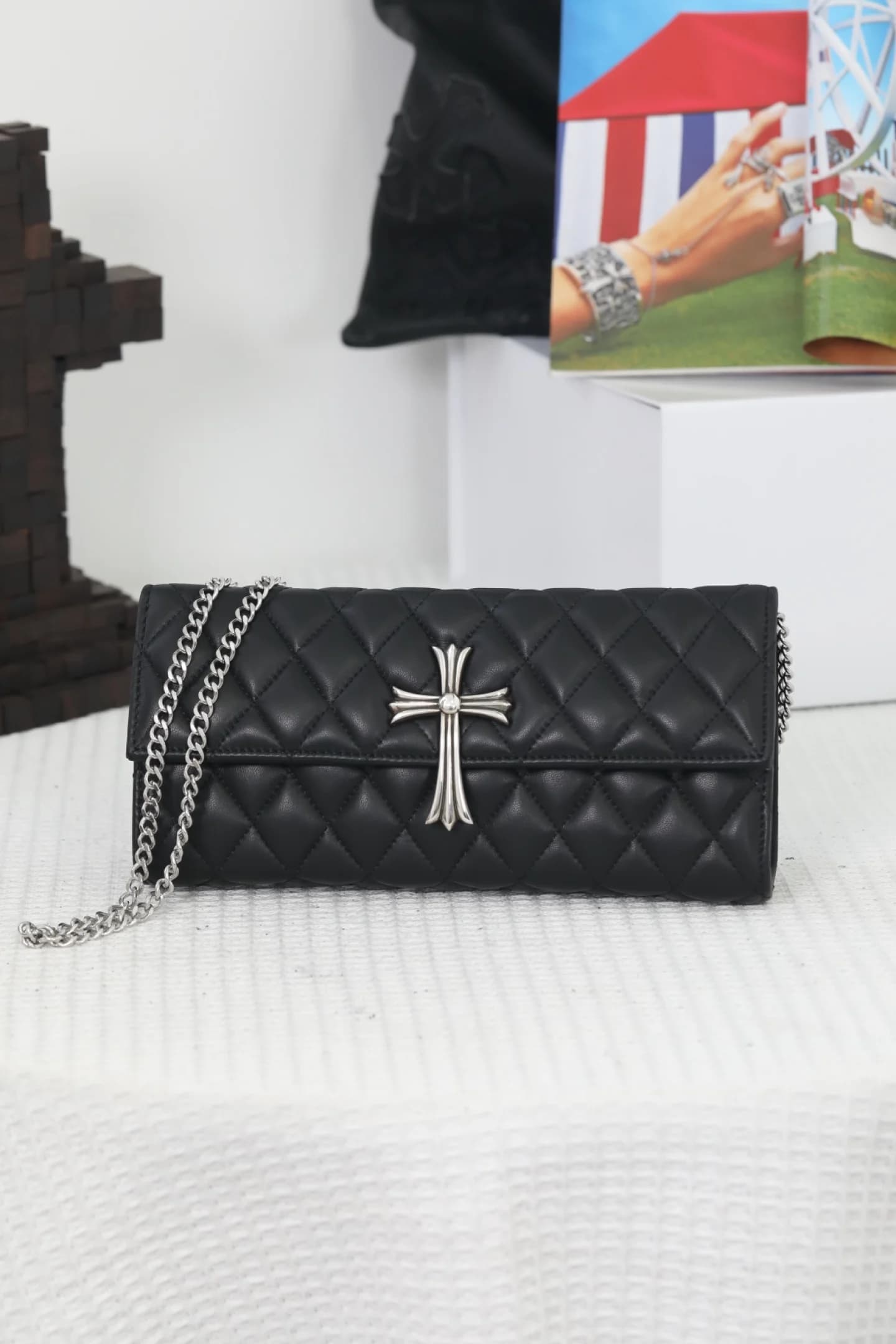 Стеганый клатч Chrome Hearts с цепочкой, фронтальный ракурс