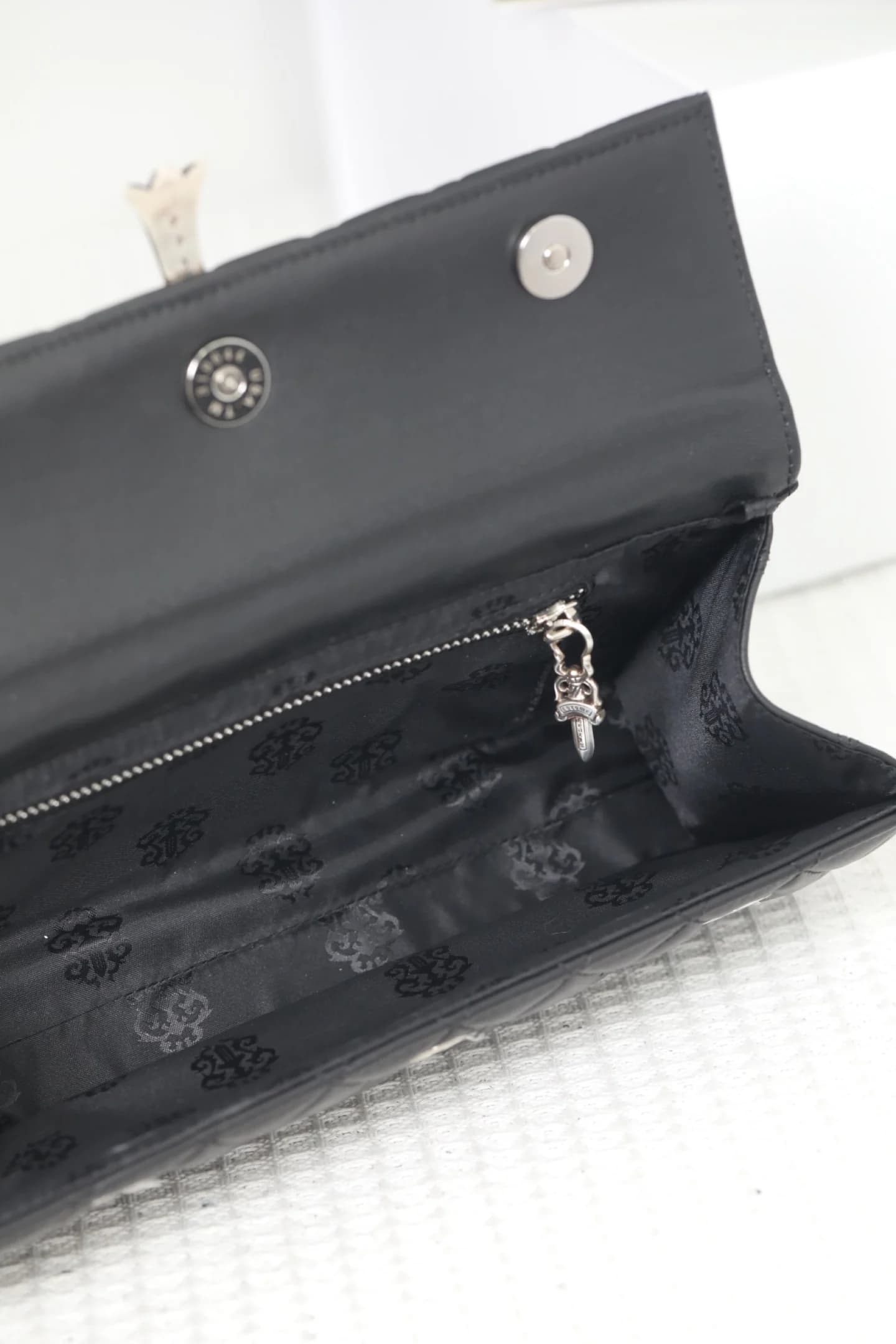 Внутреннее отделение клатча Chrome Hearts с фирменной подкладкой и карманом