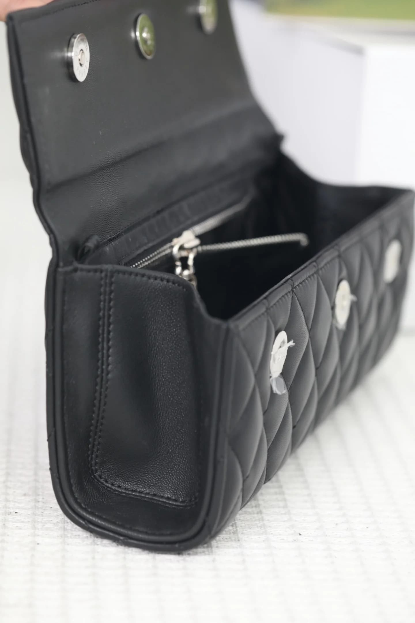 Боковой ракурс открытого отделения кожаного клатча Chrome Hearts