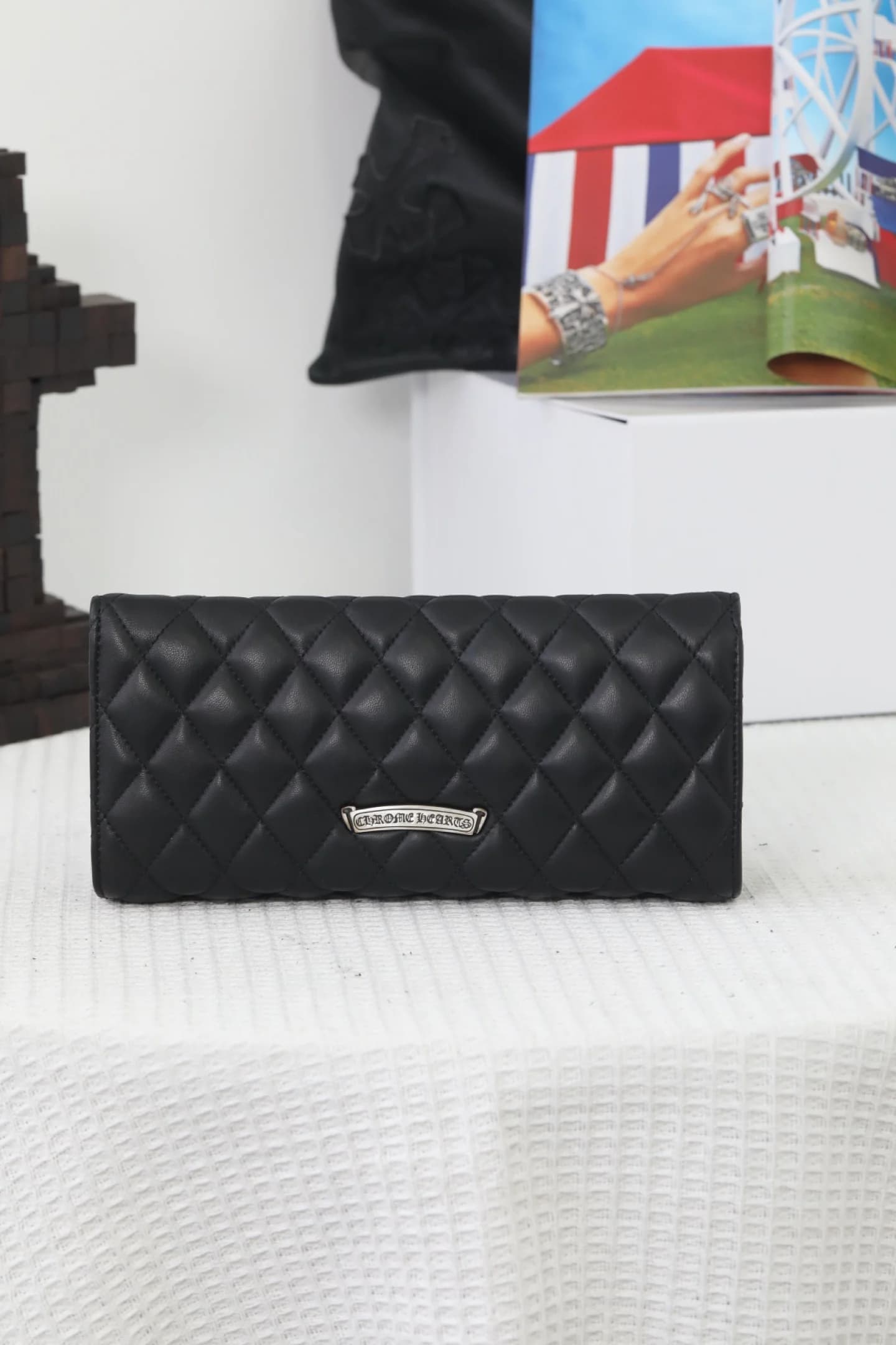Задняя сторона клатча Chrome Hearts с серебряной фирменной плашкой