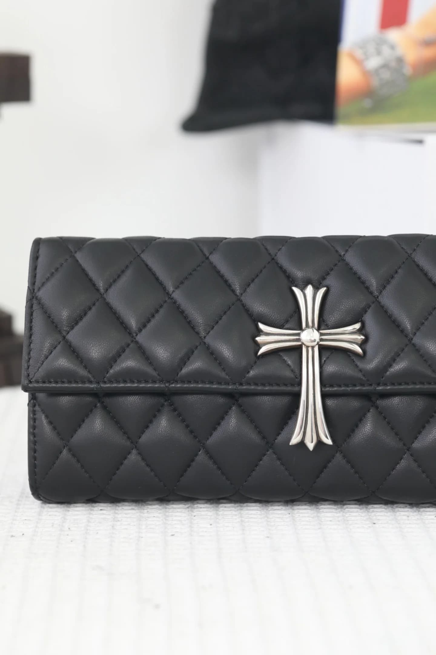 Фронтальная часть клатча Chrome Hearts с серебряным крестом крупным планом