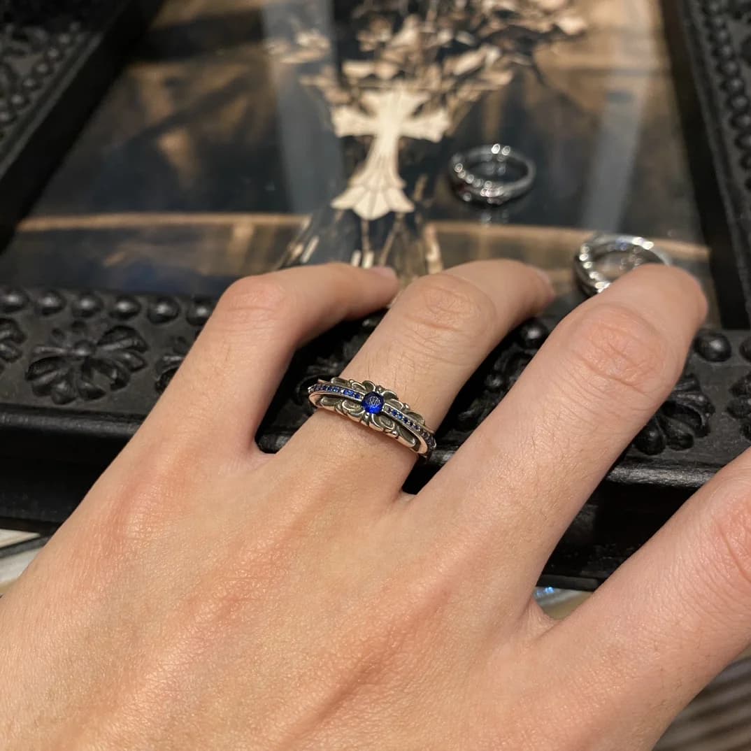 Серебряное кольцо Chrome Hearts Baby Floral на руке в интерьере