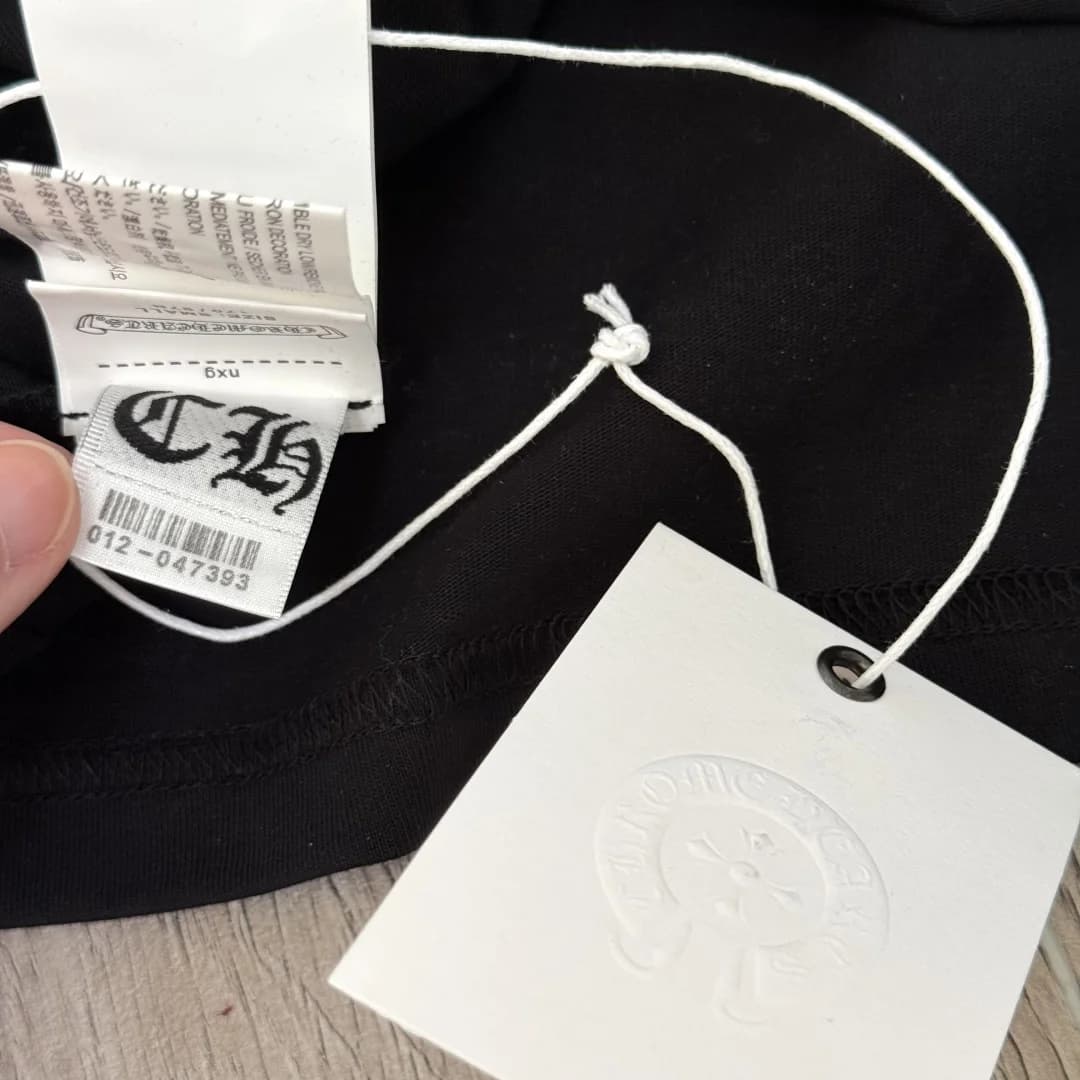 Принт на рукаве черного лонгслива Chrome Hearts
