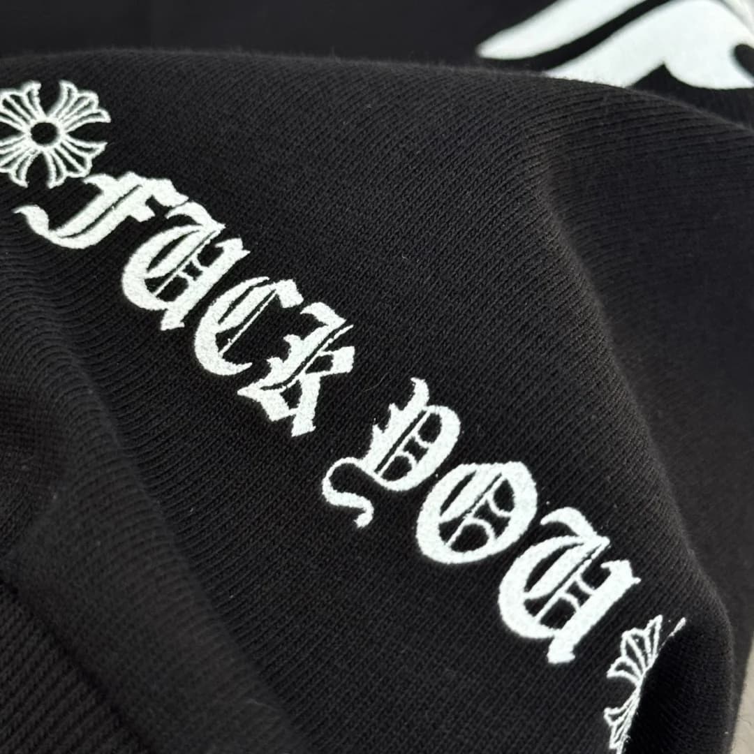 Деталь принта на рукаве черного лонгслива Chrome Hearts