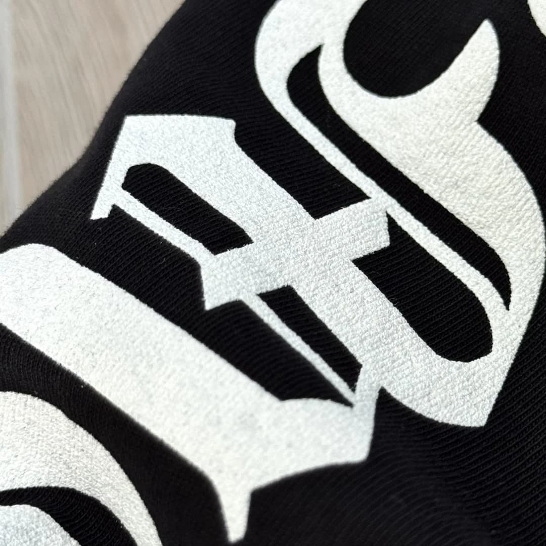 Принт в готическом стиле на рукаве черного лонгслива Chrome Hearts