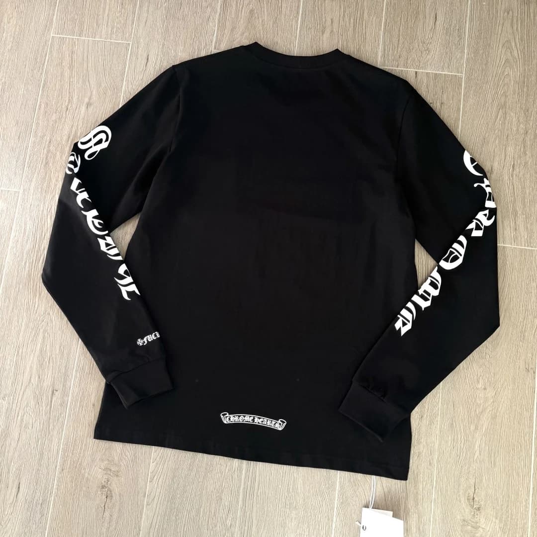 Черный лонгслив Chrome Hearts с принтом на рукавах, вид сзади