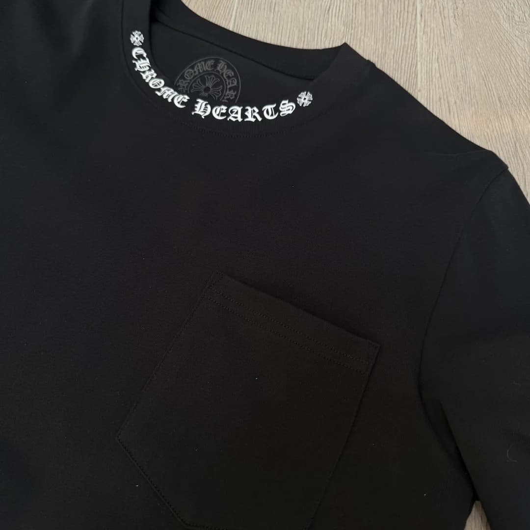 Деталь манжета черного лонгслива Chrome Hearts с надписью