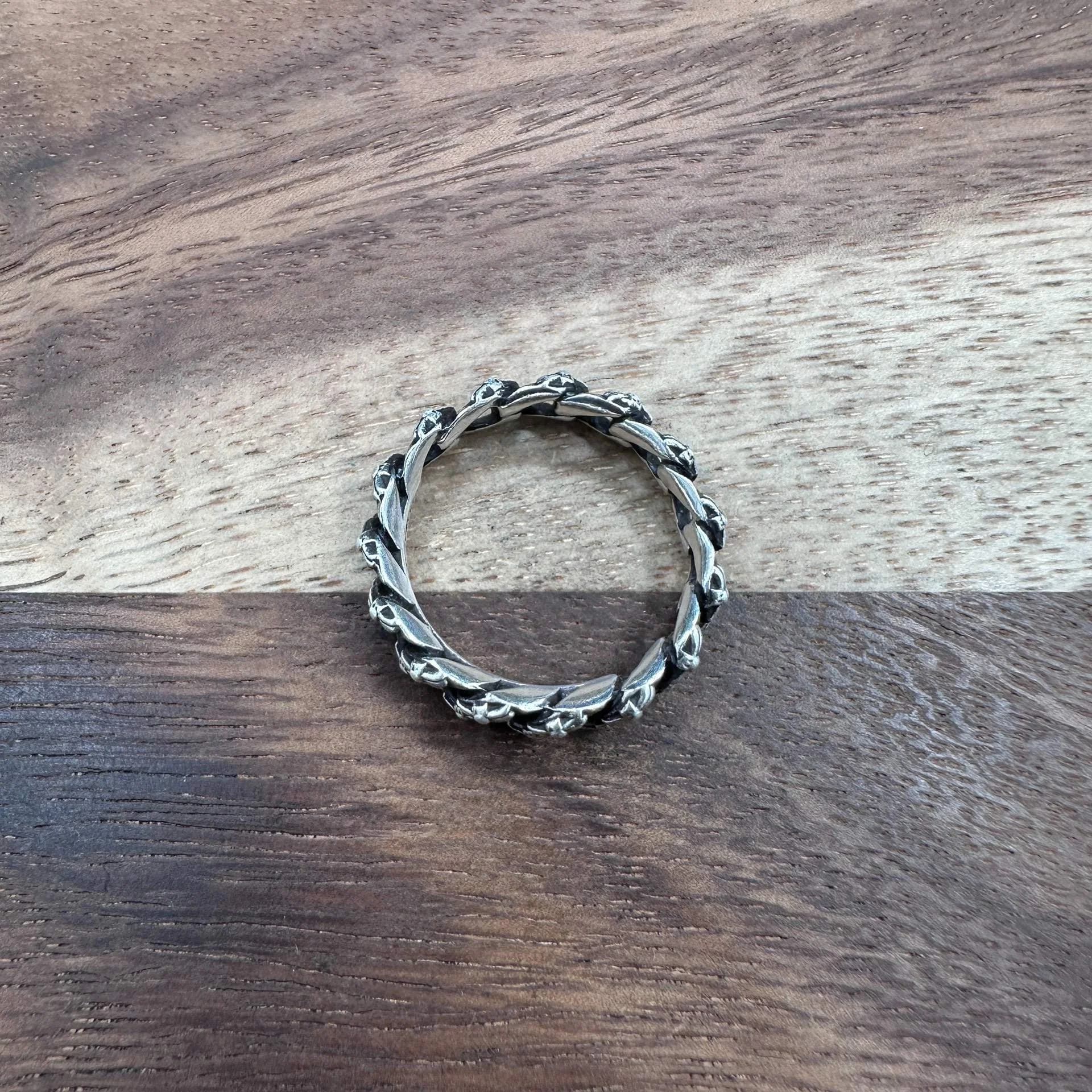 Кольцо Chrome Hearts с рельефным узором, вид сверху