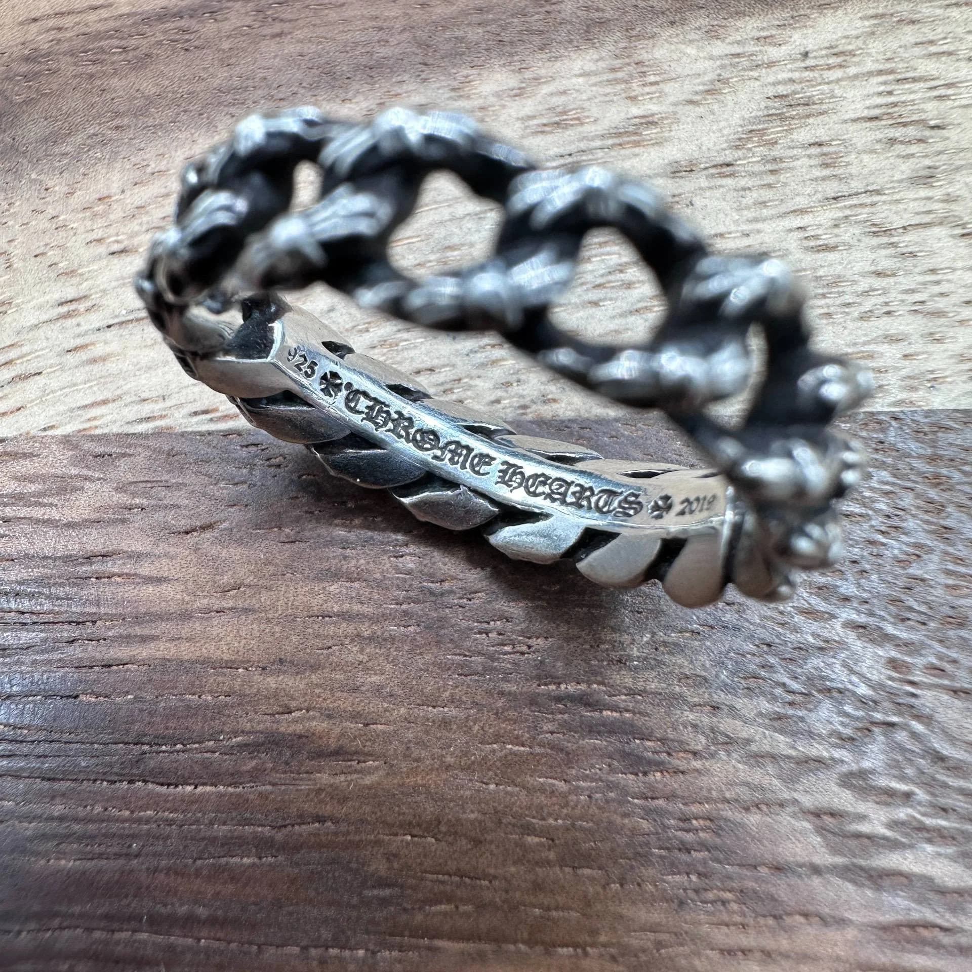 Крупный план кольца Chrome Hearts с внутренней фирменной гравировкой и пробой 925
