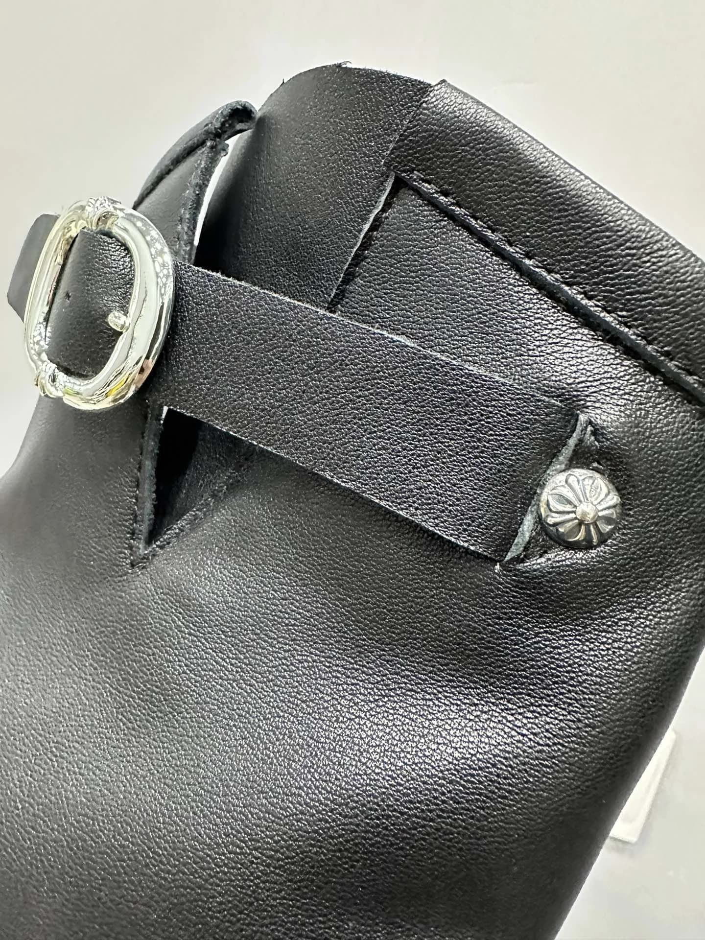 Деталь ремешка и заклепки-креста на сапогах Chrome Hearts x Wesco