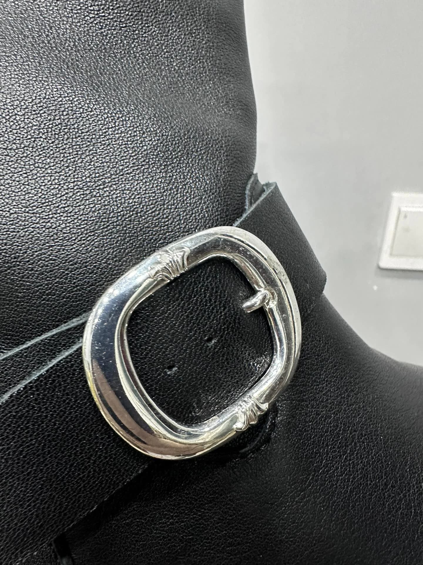 Серебряная пряжка на ремешке сапог Chrome Hearts x Wesco