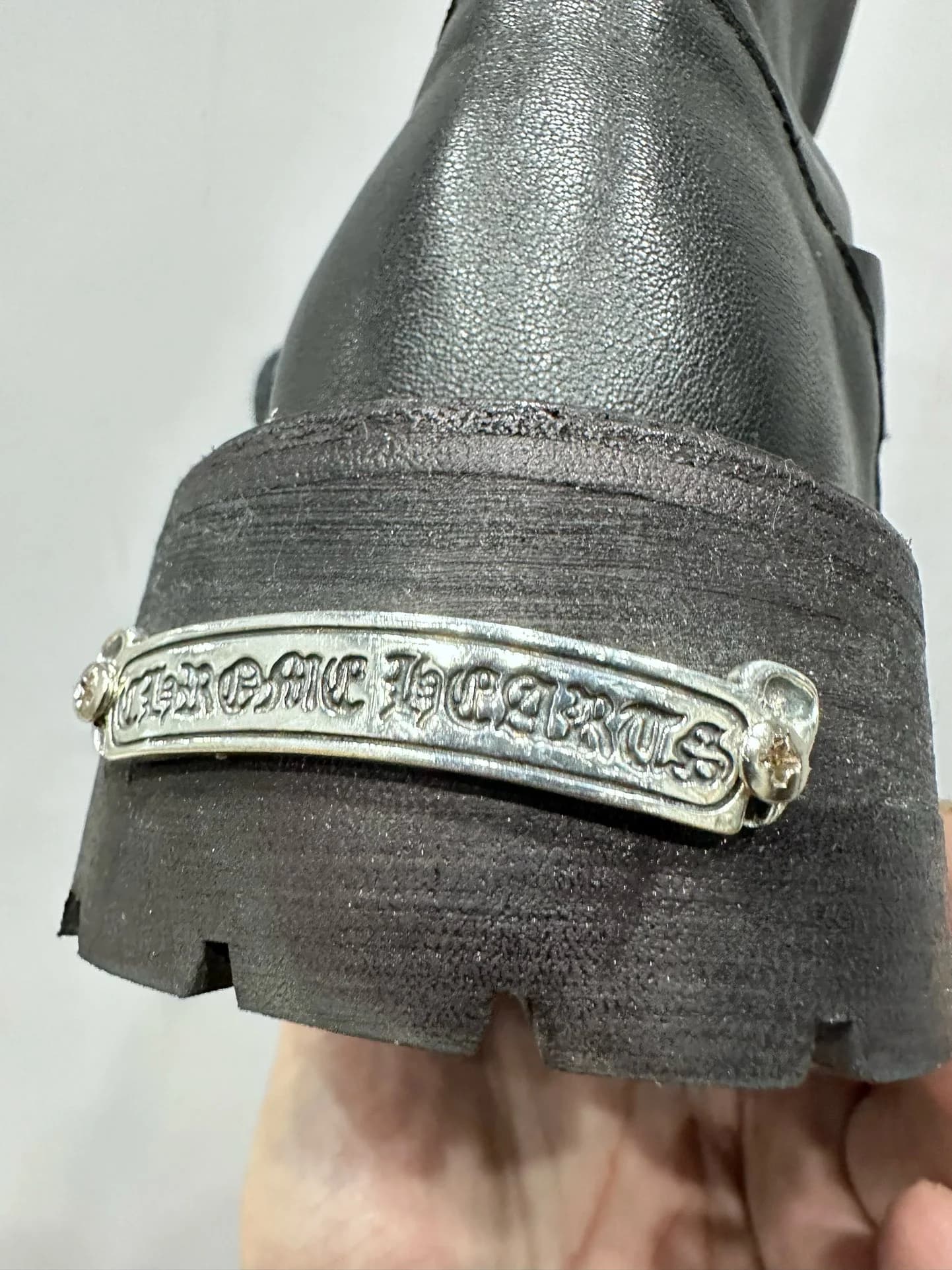 Металлическая пластина с логотипом Chrome Hearts на подошве
