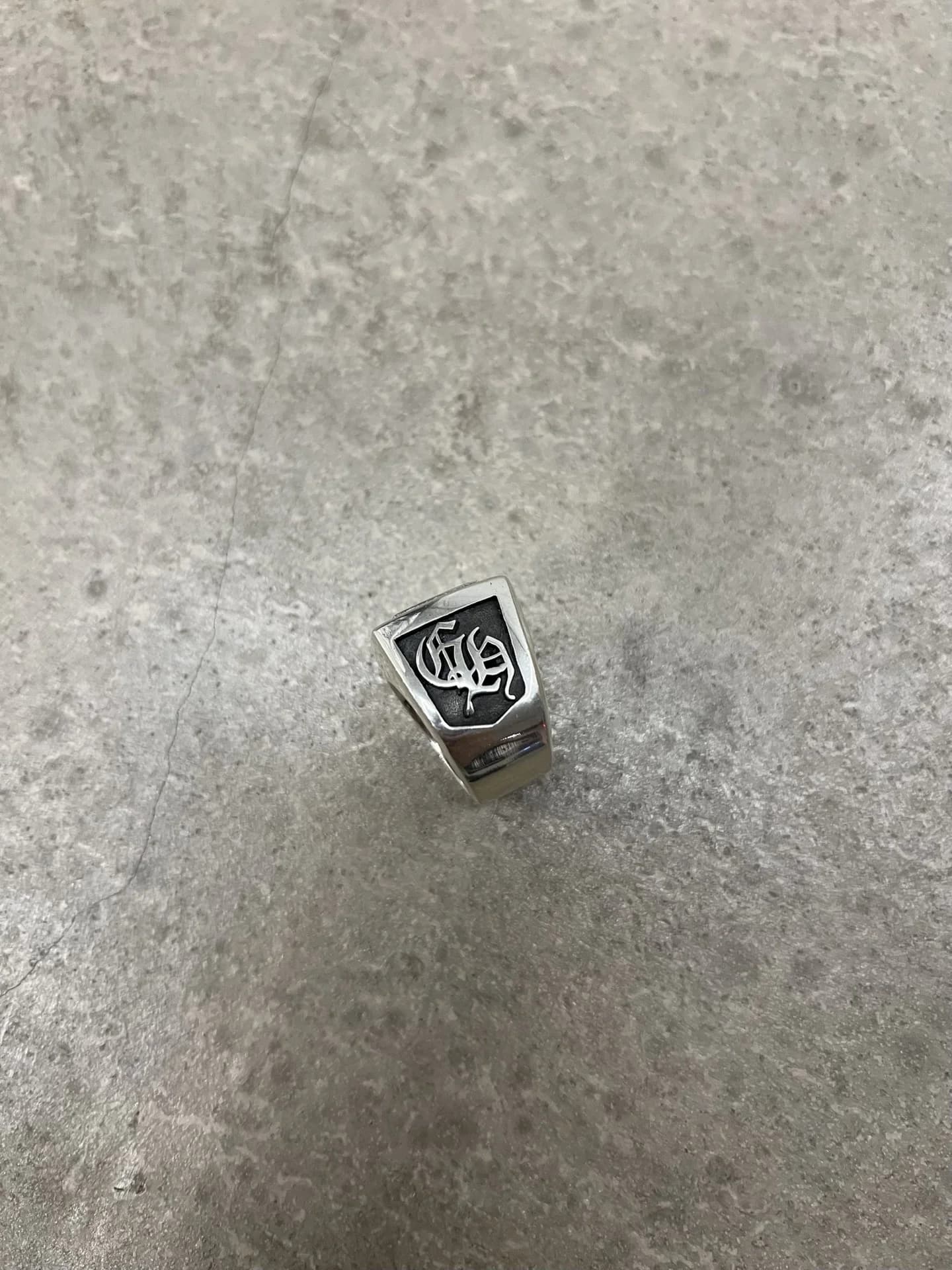 Серебряное кольцо Chrome Hearts Champion — боковая сторона с фирменной гравировкой