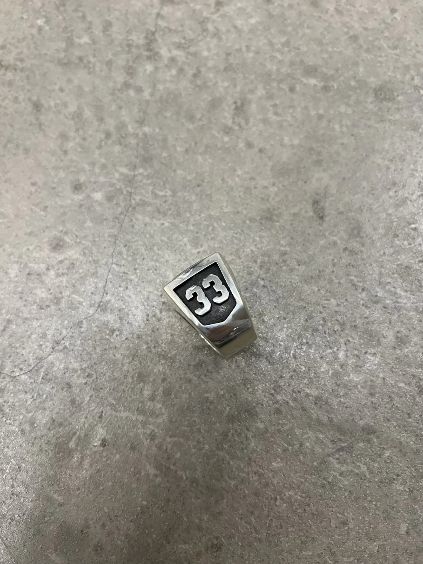 Серебряное кольцо Chrome Hearts Champion — вид на боковую грань с числом 33