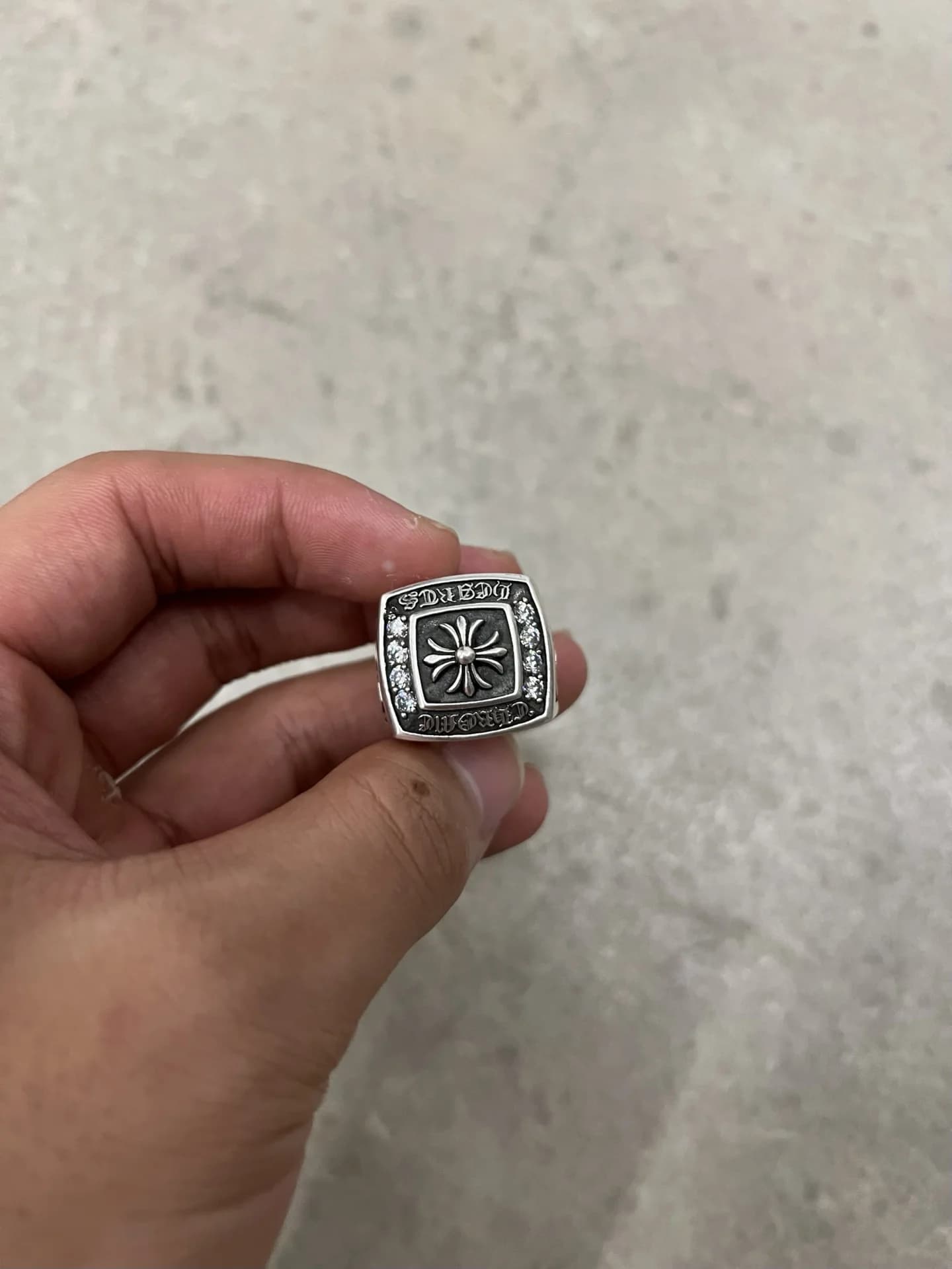 Кольцо Chrome Hearts Champion с инкрустацией в руке — демонстрация масштаба