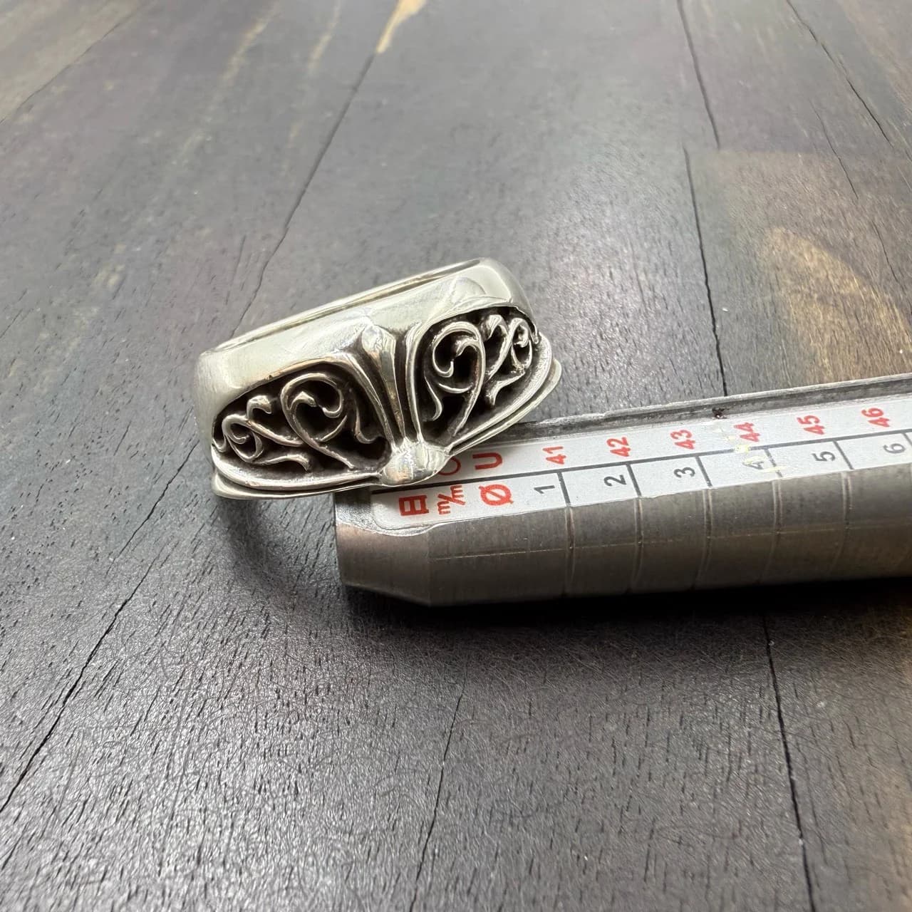 Кольцо Chrome Hearts Half Keeper из серебра на кольцемере
