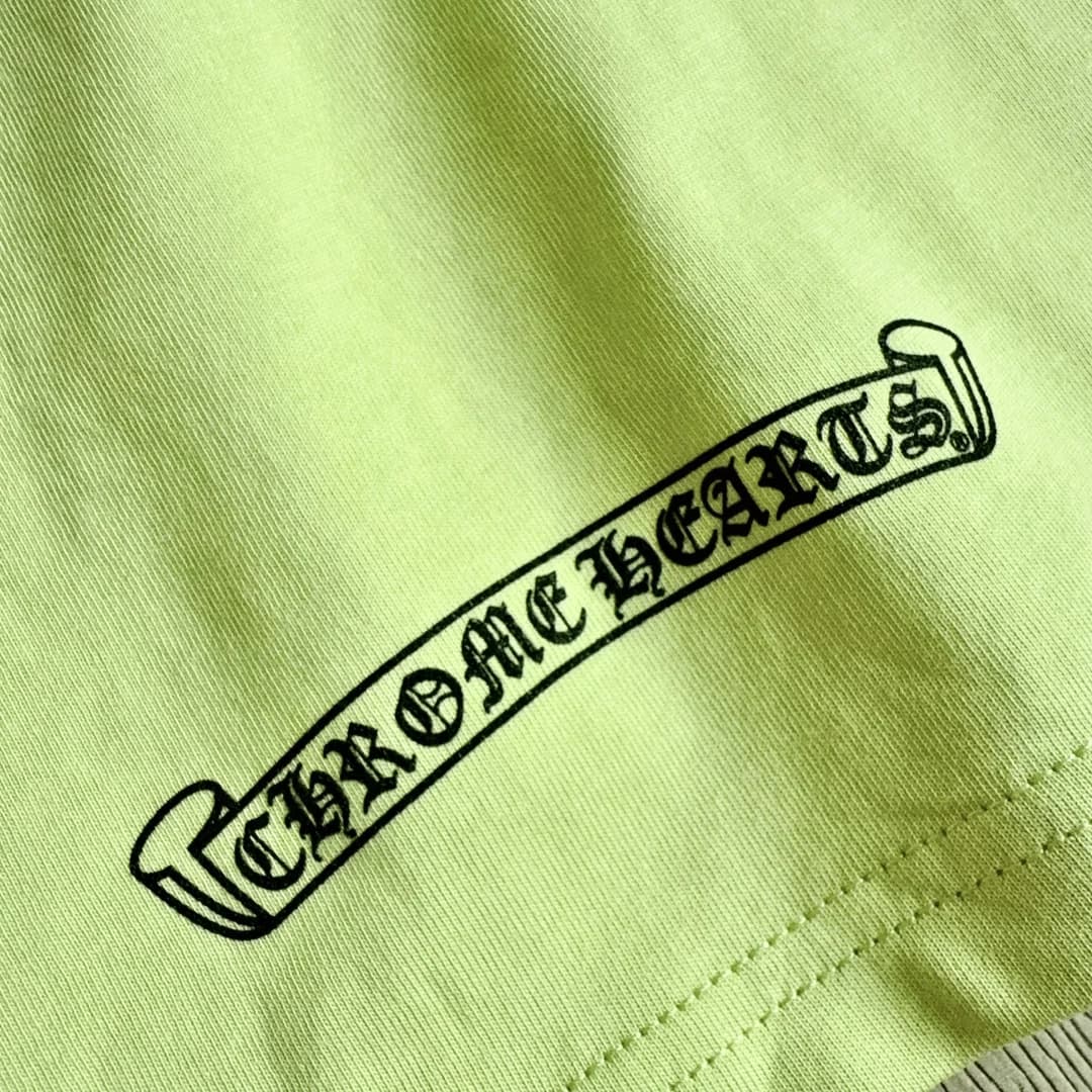Логотип Chrome Hearts на нижней кромке лонгслива