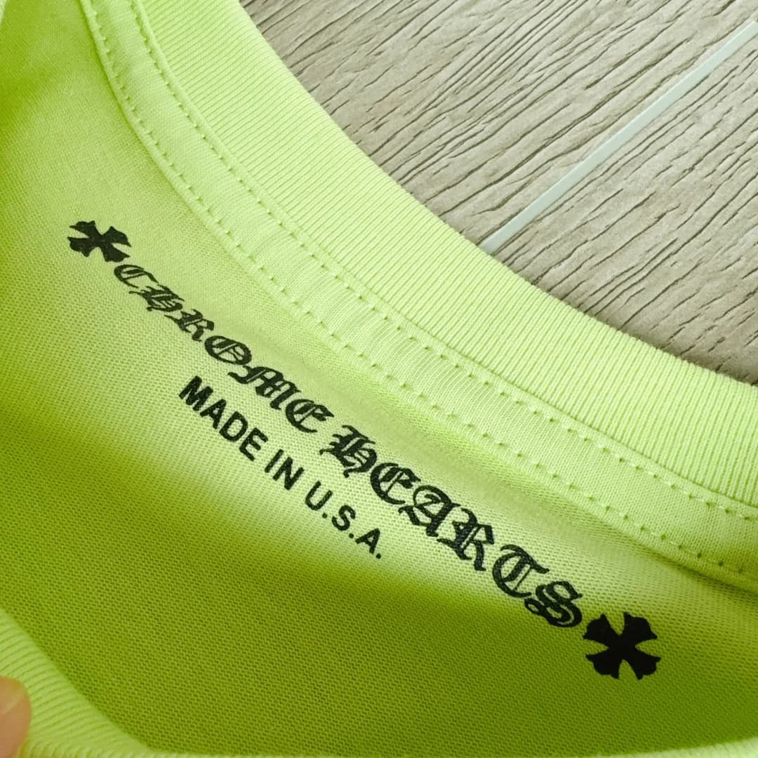 Принт с логотипом Chrome Hearts на внутренней стороне воротника