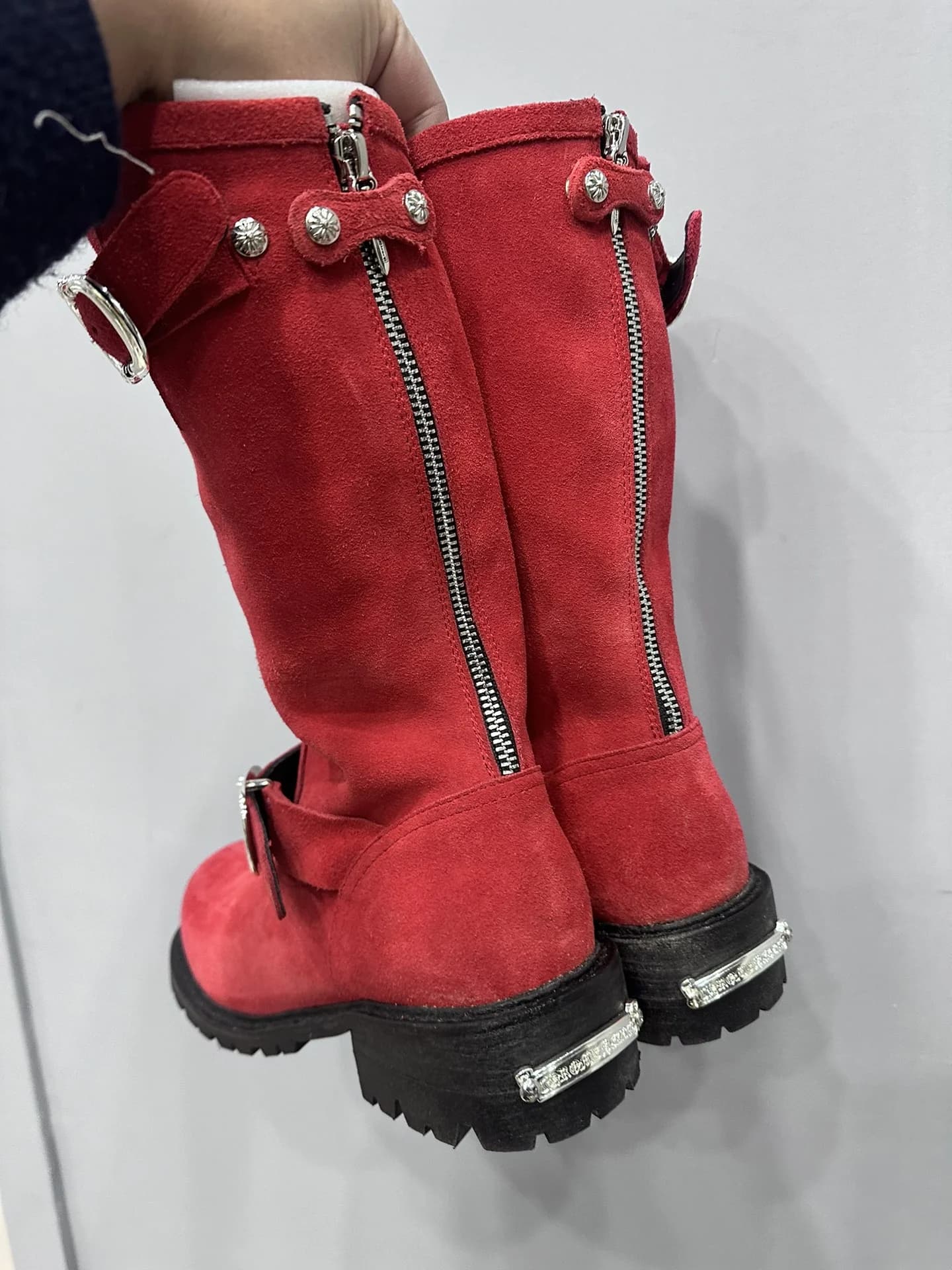 Красные замшевые сапоги Chrome Hearts x Wesco, вид сзади с молнией