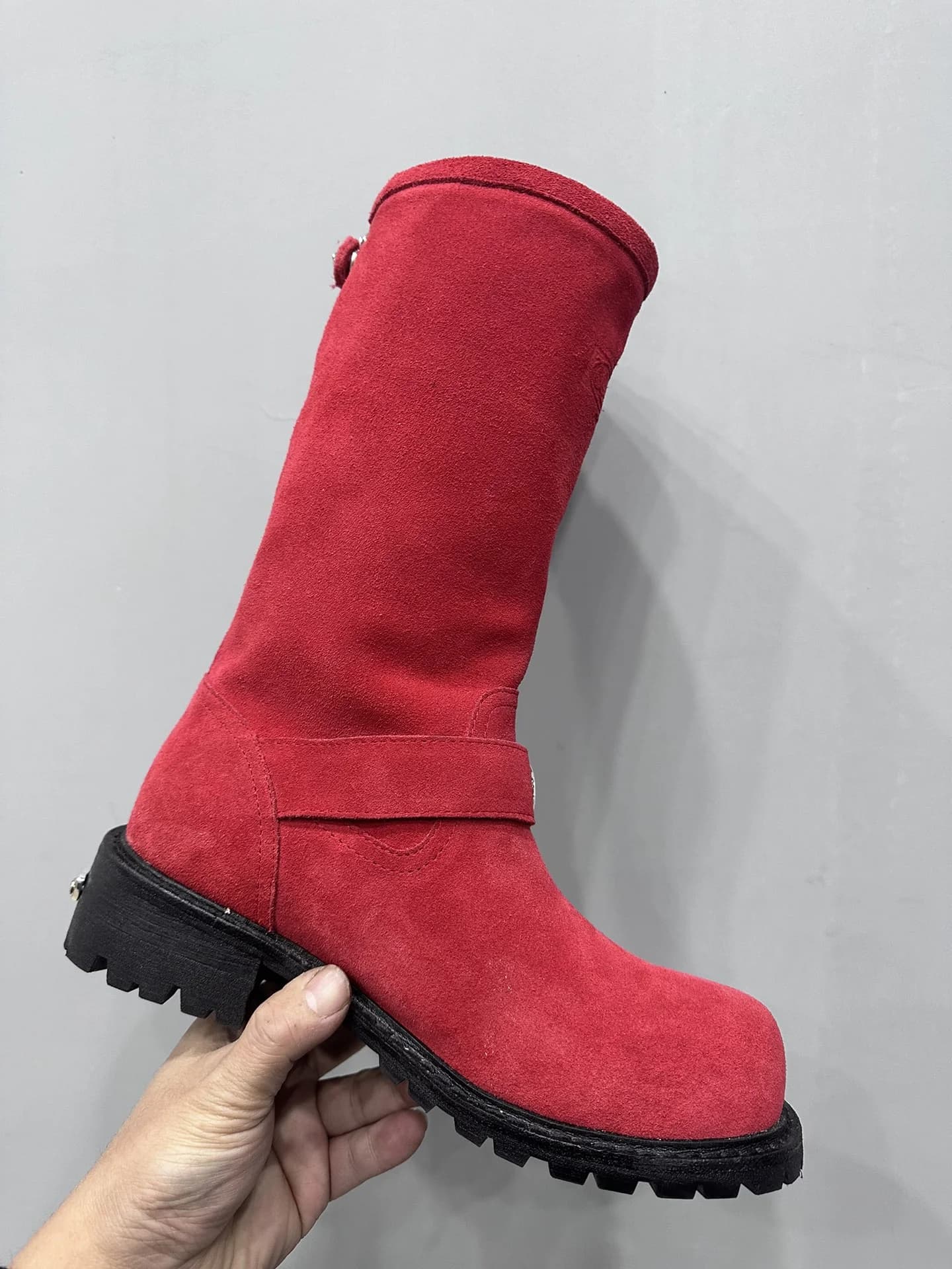 Красные замшевые сапоги Chrome Hearts x Wesco на руке, вид сбоку