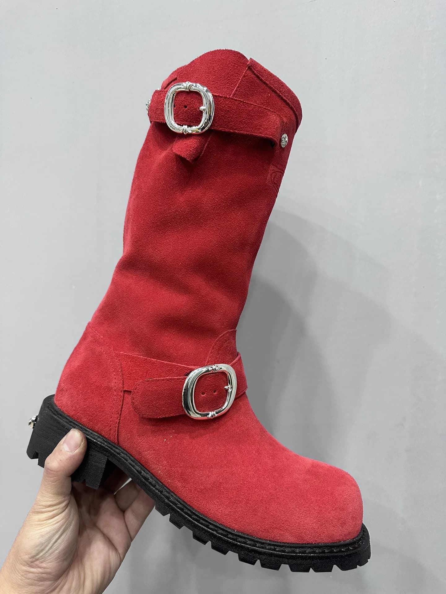 Красный замшевый сапог Chrome Hearts x Wesco с ремешками и пряжками