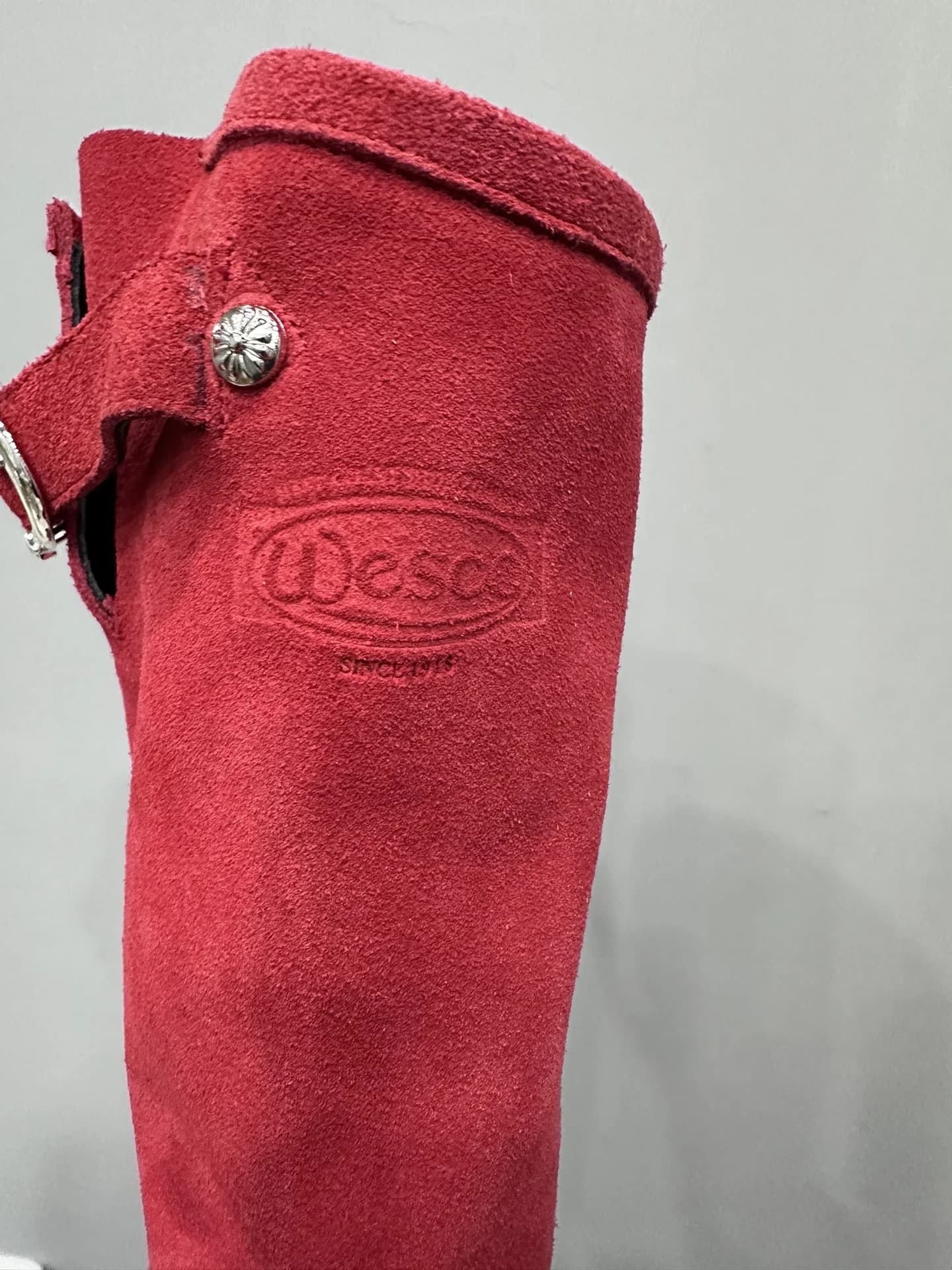 Тисненый логотип Wesco на голенище красного замшевого сапога