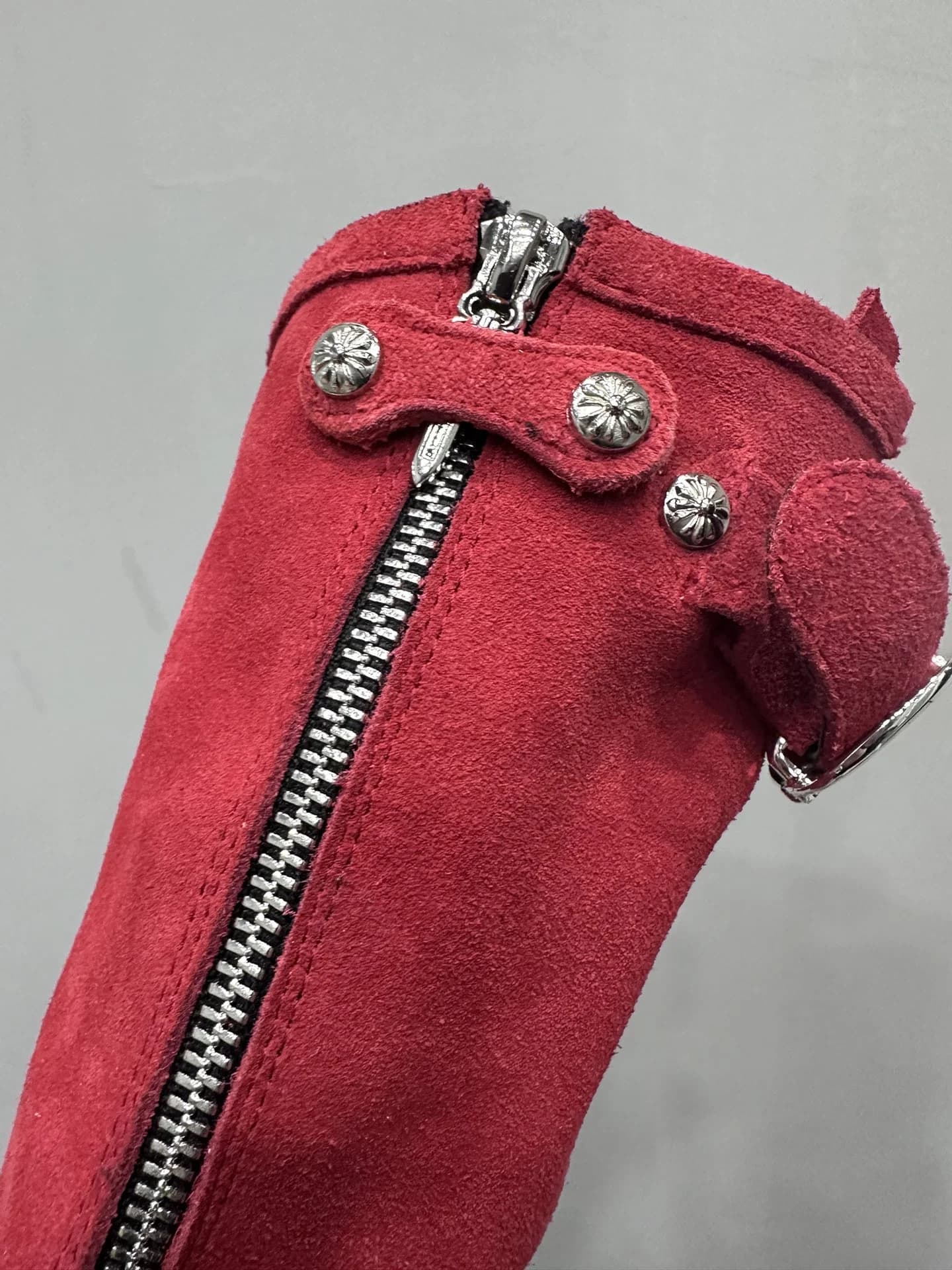 Деталь молнии и серебряных кнопок на задней части сапога Chrome Hearts x Wesco