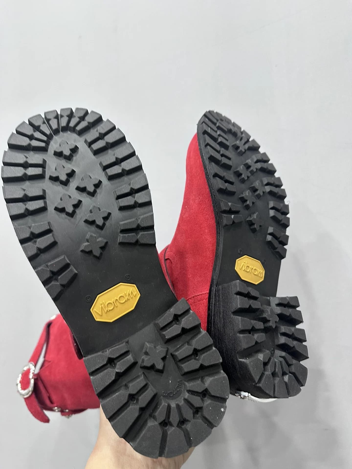 Подошва Vibram красных замшевых сапог Chrome Hearts x Wesco