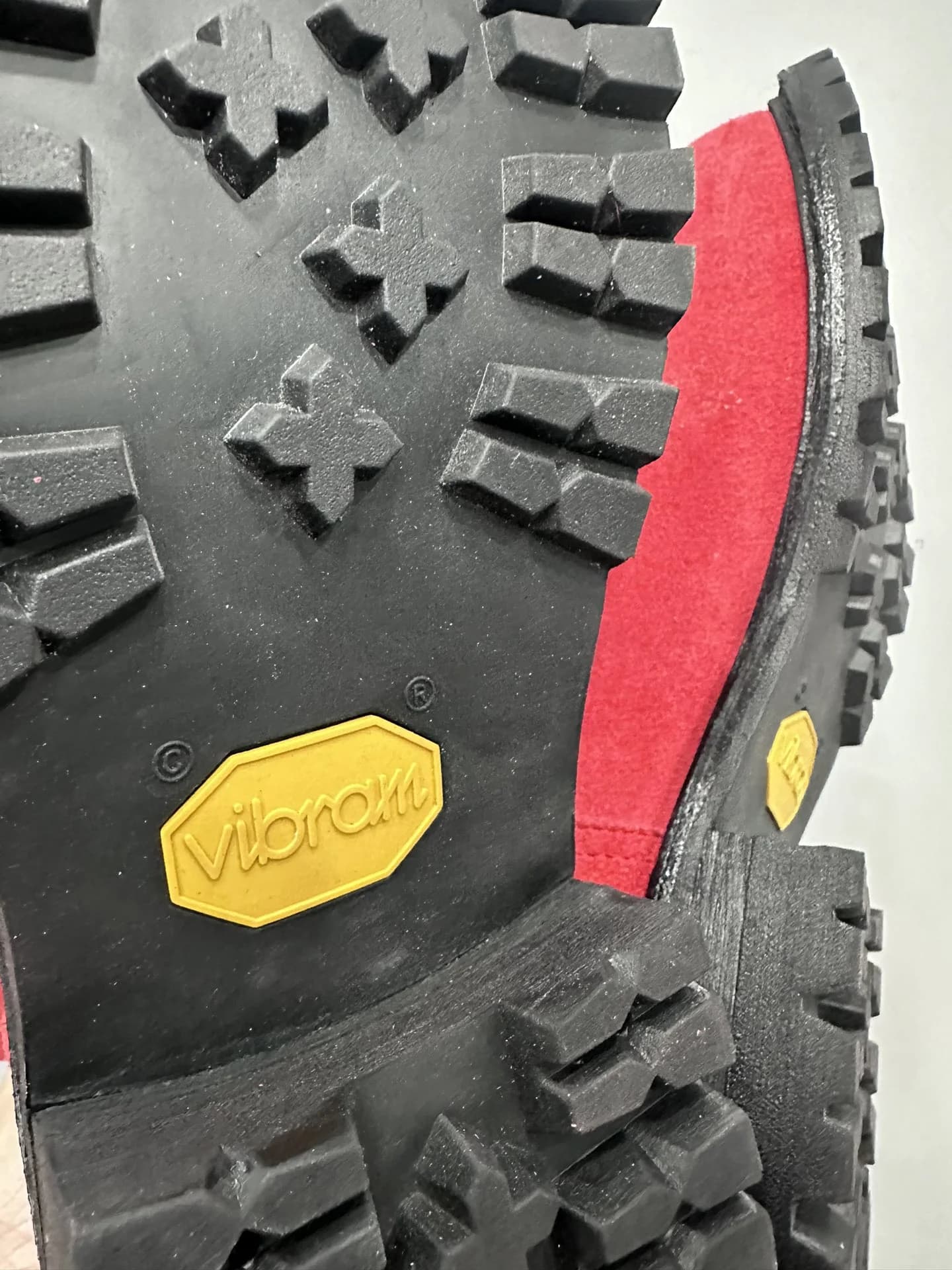 Крупный план желтого логотипа Vibram на подошве сапога