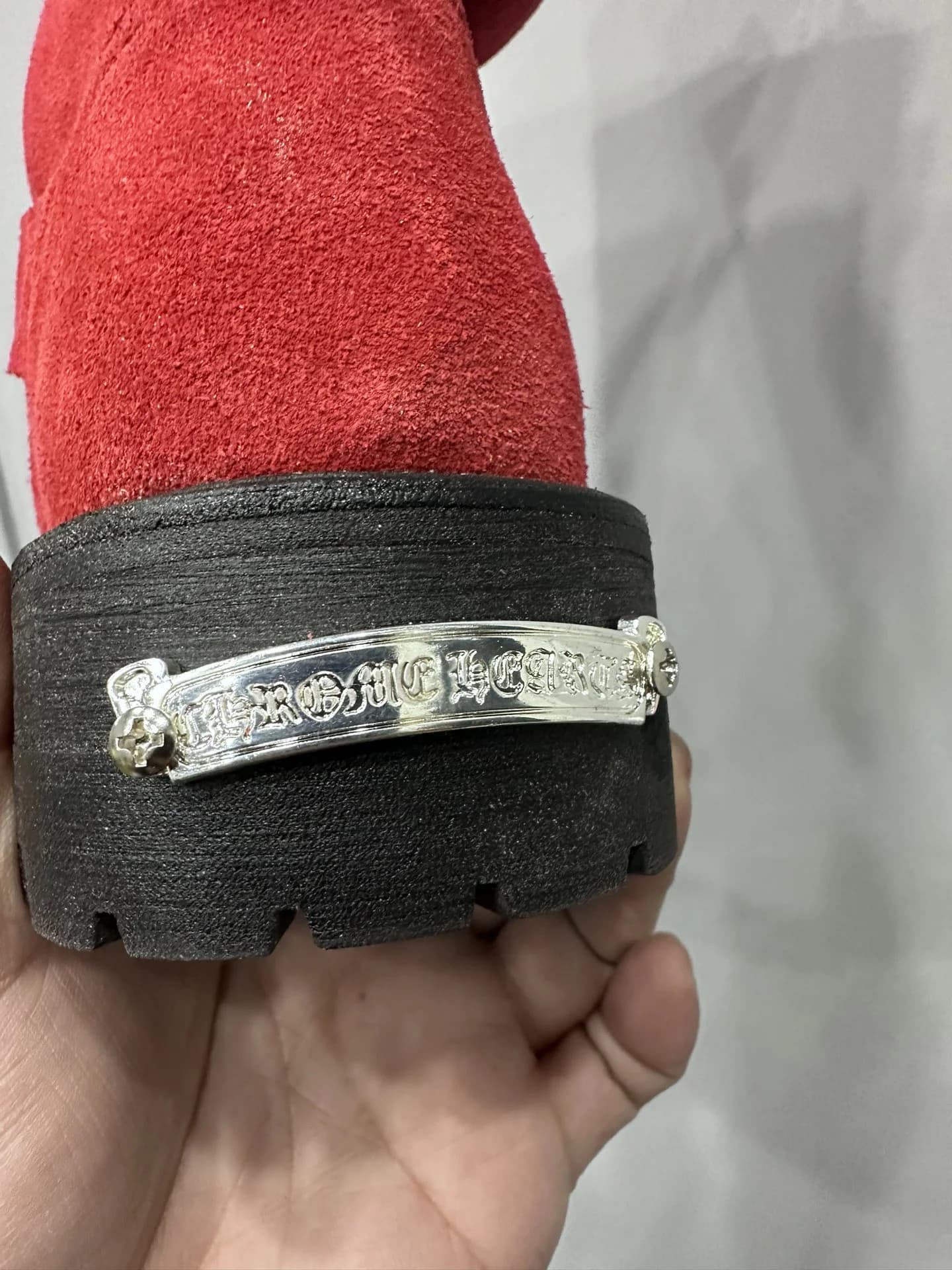 Серебряная пластина с гравировкой Chrome Hearts на каблуке сапога