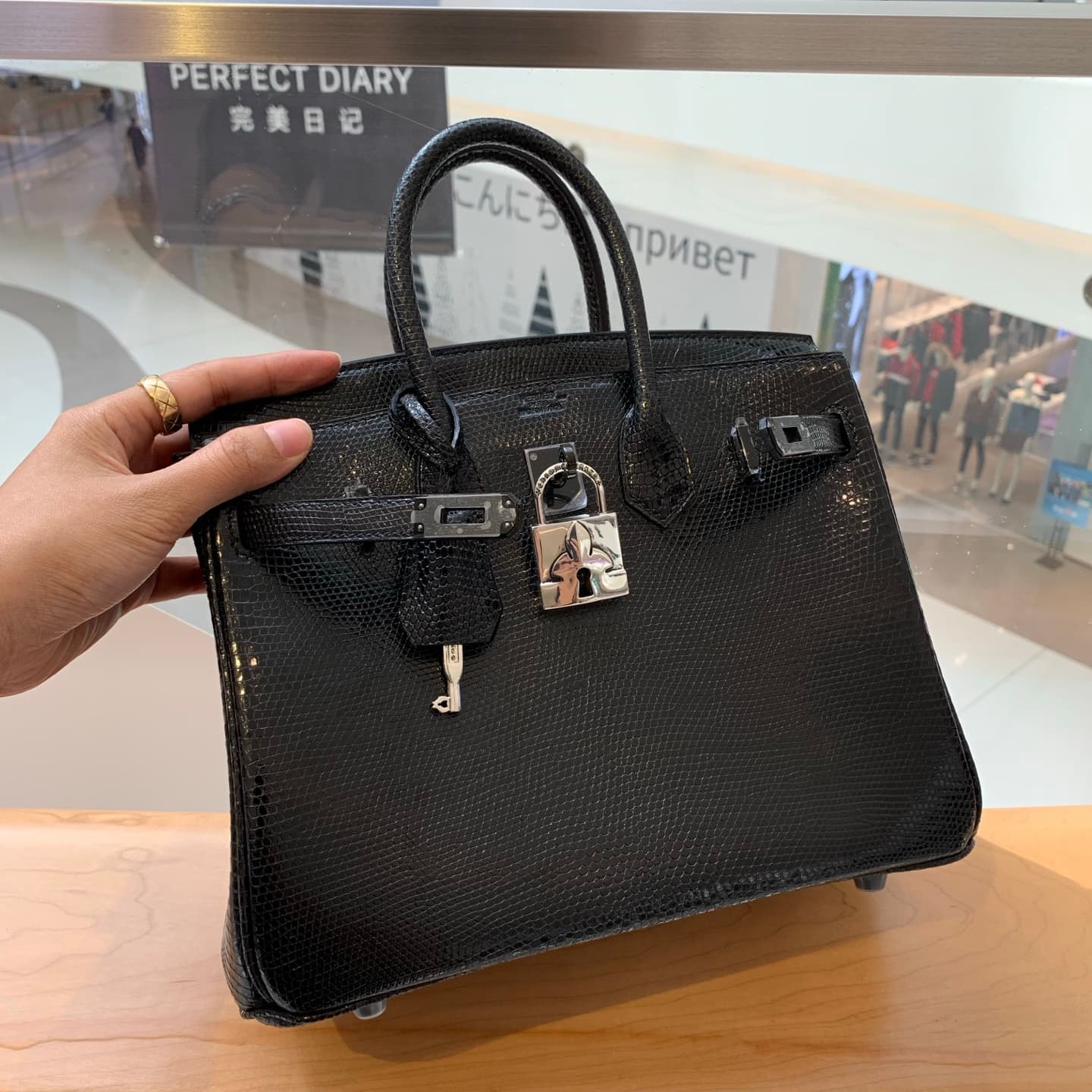 Серебряный замок и ключ-кинжал Chrome Hearts в роли декора на кожаной сумке