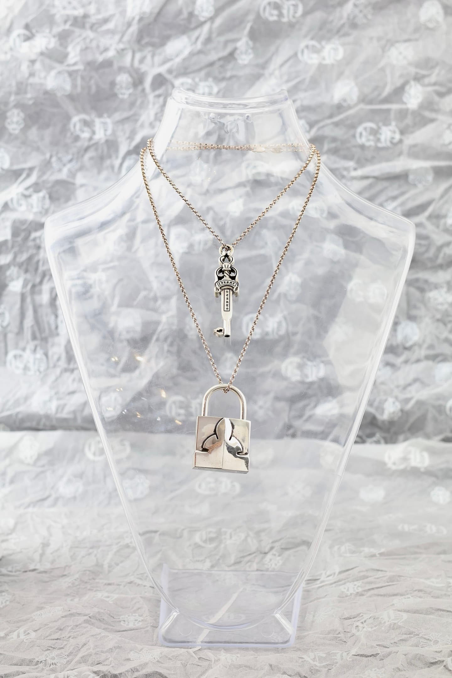 Кулон-замок и подвеска-ключ Chrome Hearts на многоярусной цепочке