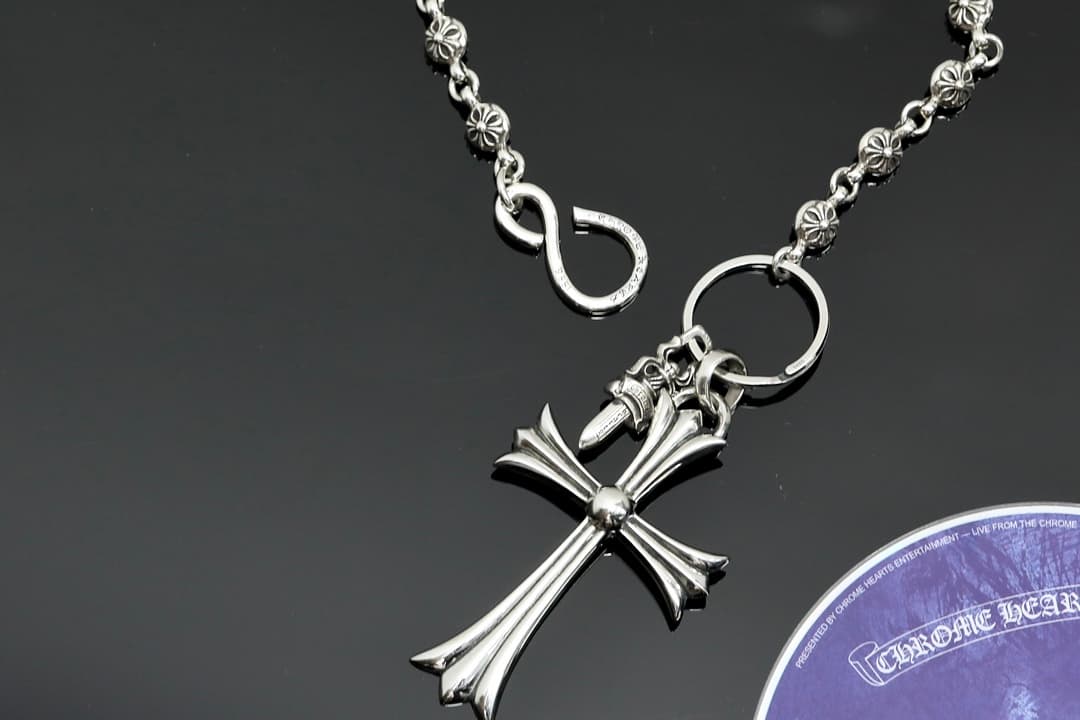 Общий вид подвесок Cross и Dagger на кольце с цепочкой