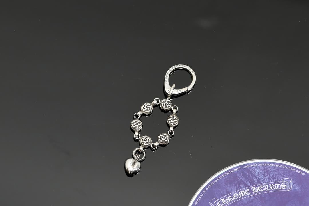 Кулон-цепочка для сумки Chrome Hearts из черненого серебра 925 пробы под углом