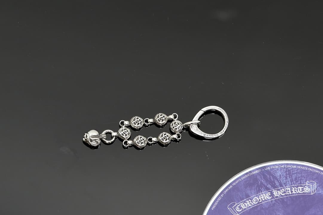 Брелок-цепочка Chrome Hearts с круглым карабином в горизонтальном ракурсе