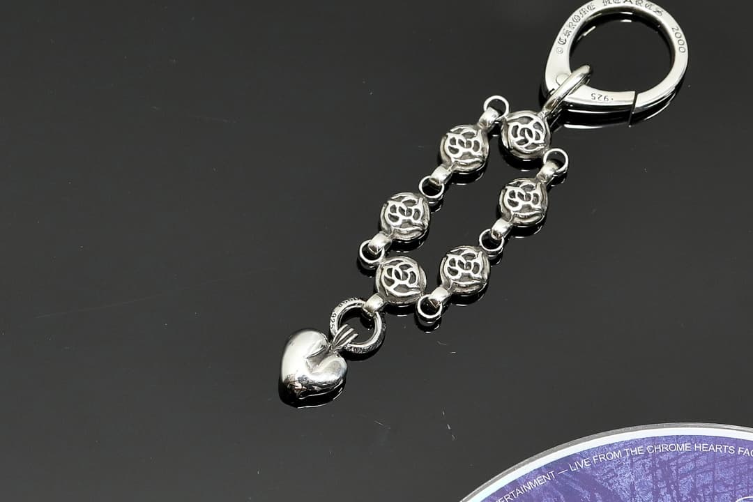 Серебряный брелок для сумки Chrome Hearts с карабином и подвеской-сердцем