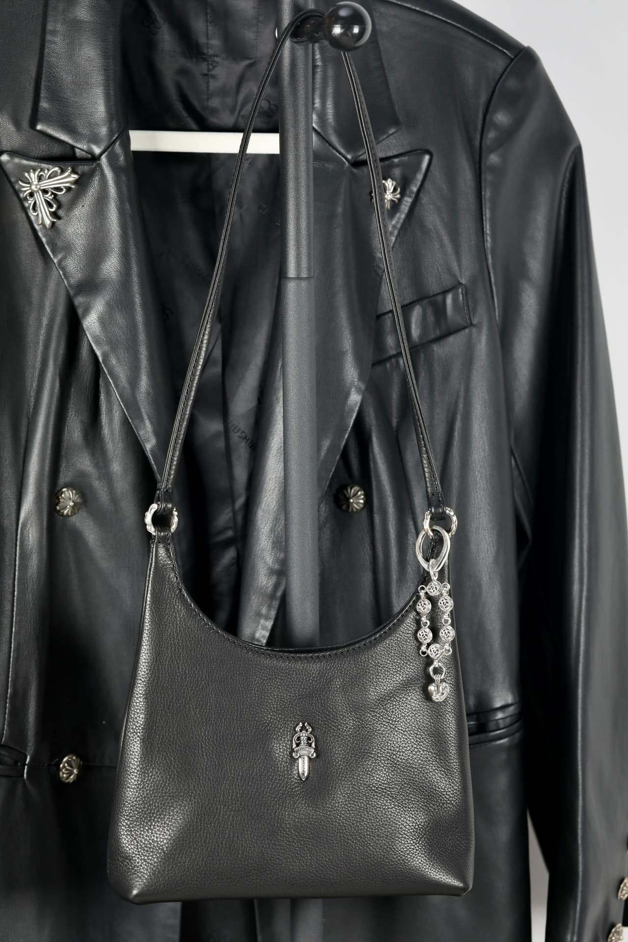 Черная кожаная сумка с серебряным кулоном-цепочкой Chrome Hearts на манекене